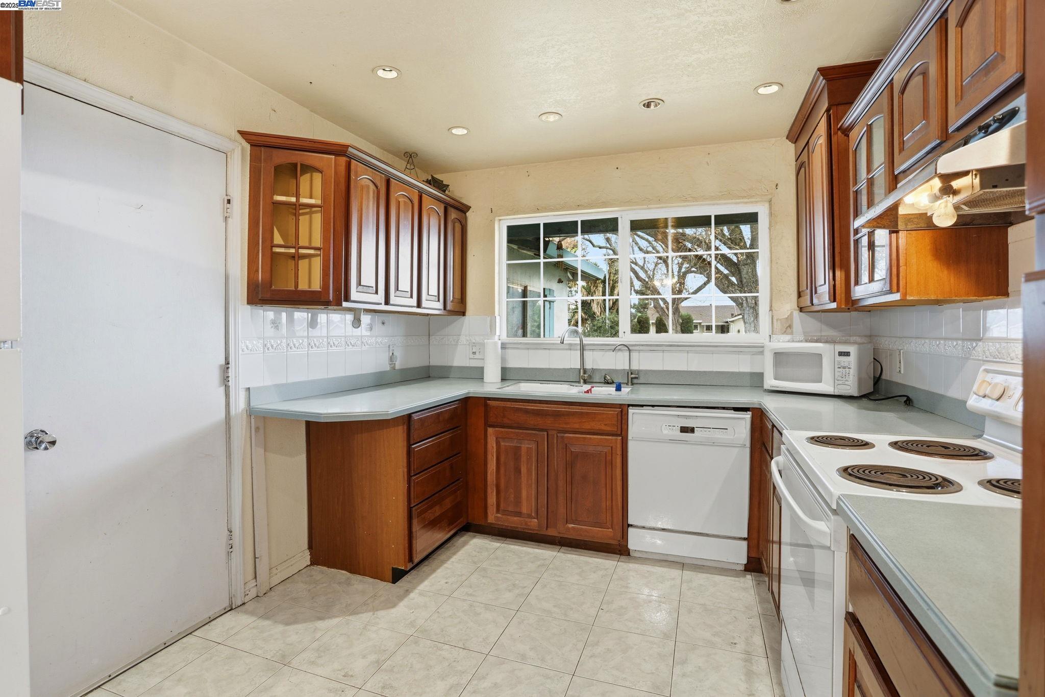 Detail Gallery Image 9 of 35 For 300 N Park Victoria Dr, Milpitas,  CA 95035 - 4 Beds | 2 Baths