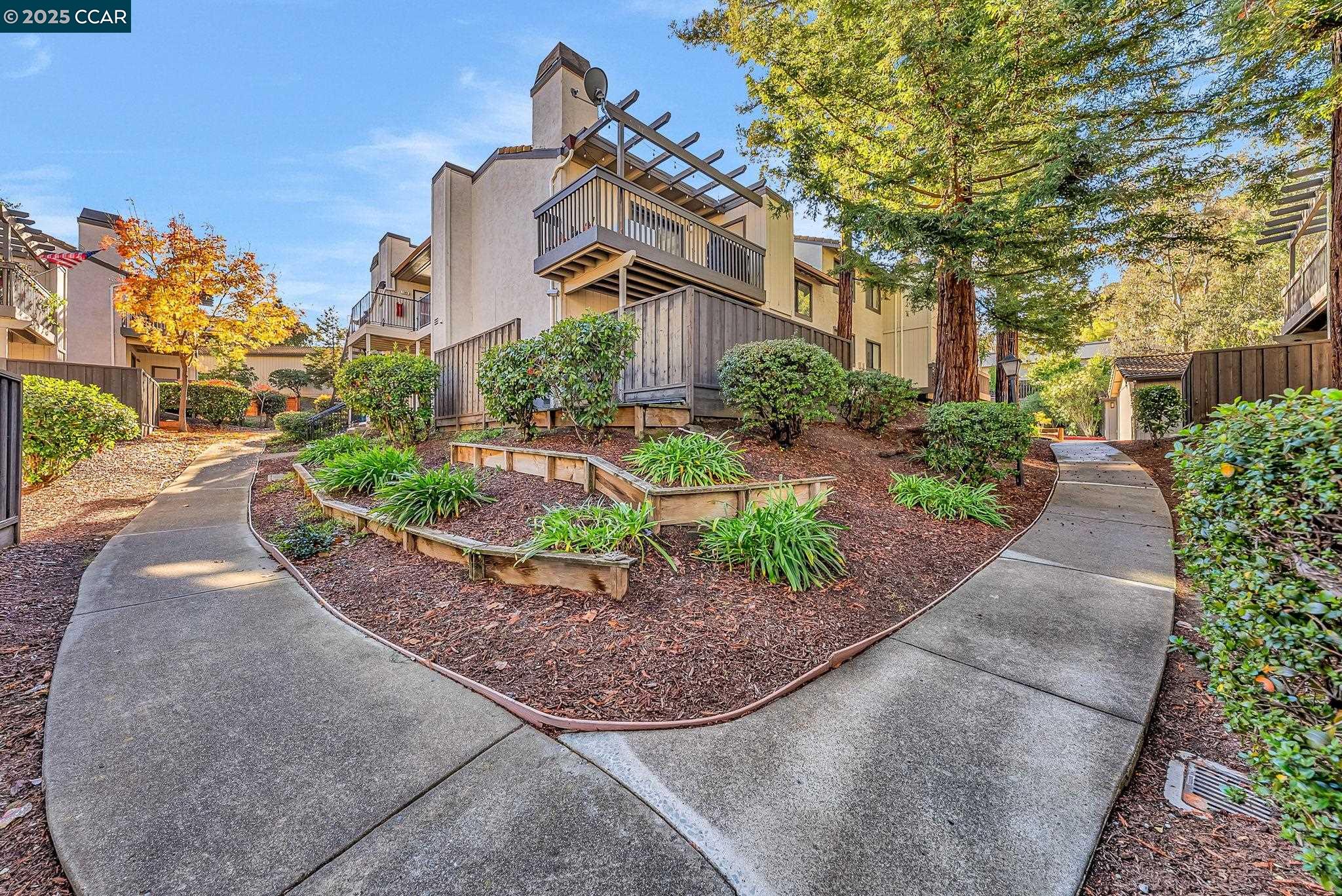 Detail Gallery Image 2 of 44 For 1383 Hull Ln, Martinez,  CA 94553 - 2 Beds | 2 Baths