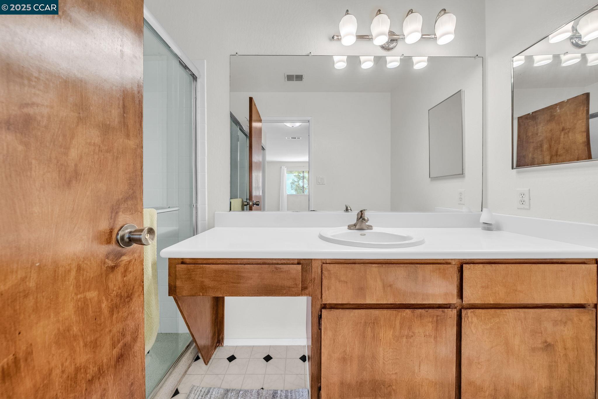 Detail Gallery Image 11 of 44 For 1383 Hull Ln, Martinez,  CA 94553 - 2 Beds | 2 Baths