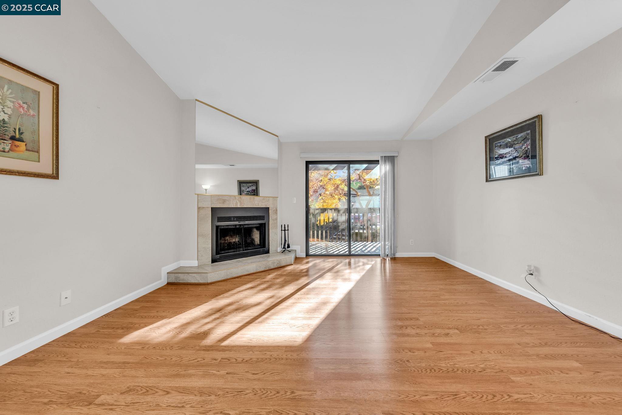 Detail Gallery Image 12 of 44 For 1383 Hull Ln, Martinez,  CA 94553 - 2 Beds | 2 Baths