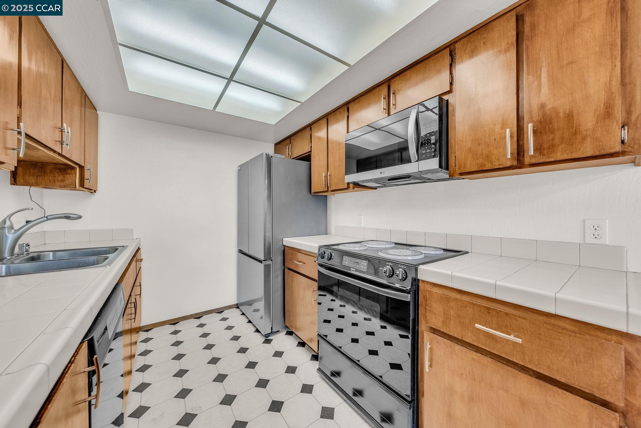 Detail Gallery Image 20 of 44 For 1383 Hull Ln, Martinez,  CA 94553 - 2 Beds | 2 Baths