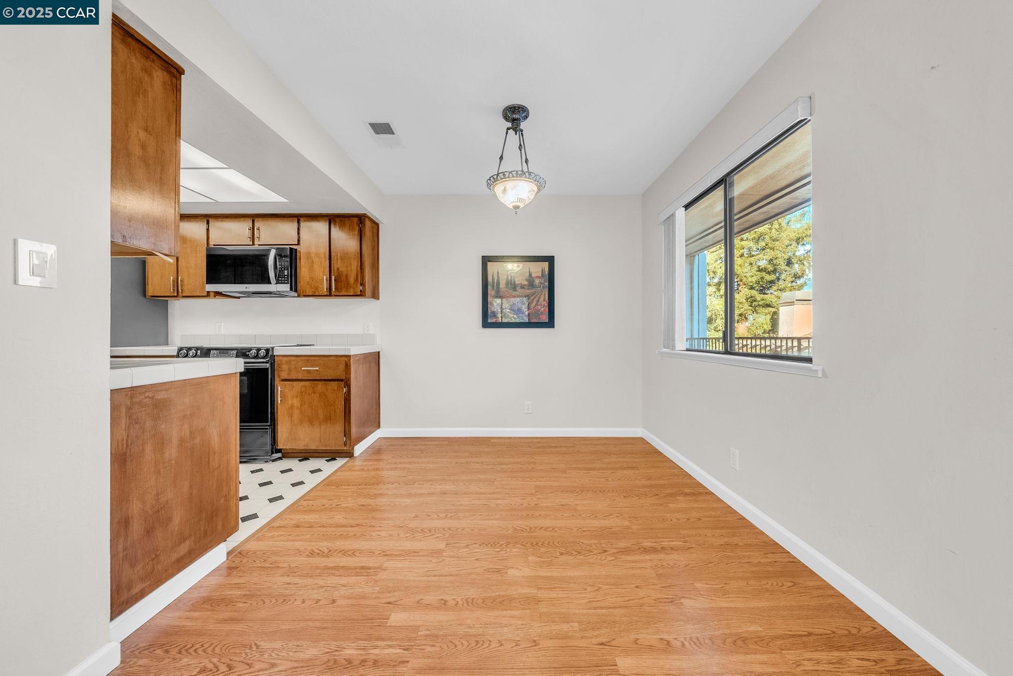 Detail Gallery Image 23 of 44 For 1383 Hull Ln, Martinez,  CA 94553 - 2 Beds | 2 Baths