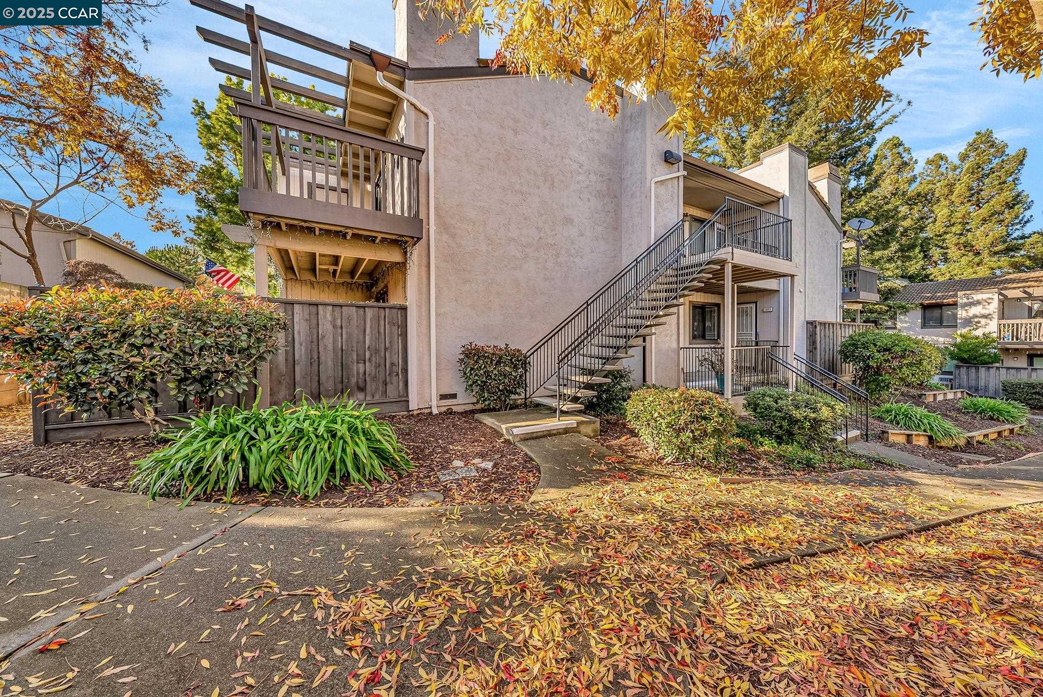 Detail Gallery Image 4 of 44 For 1383 Hull Ln, Martinez,  CA 94553 - 2 Beds | 2 Baths