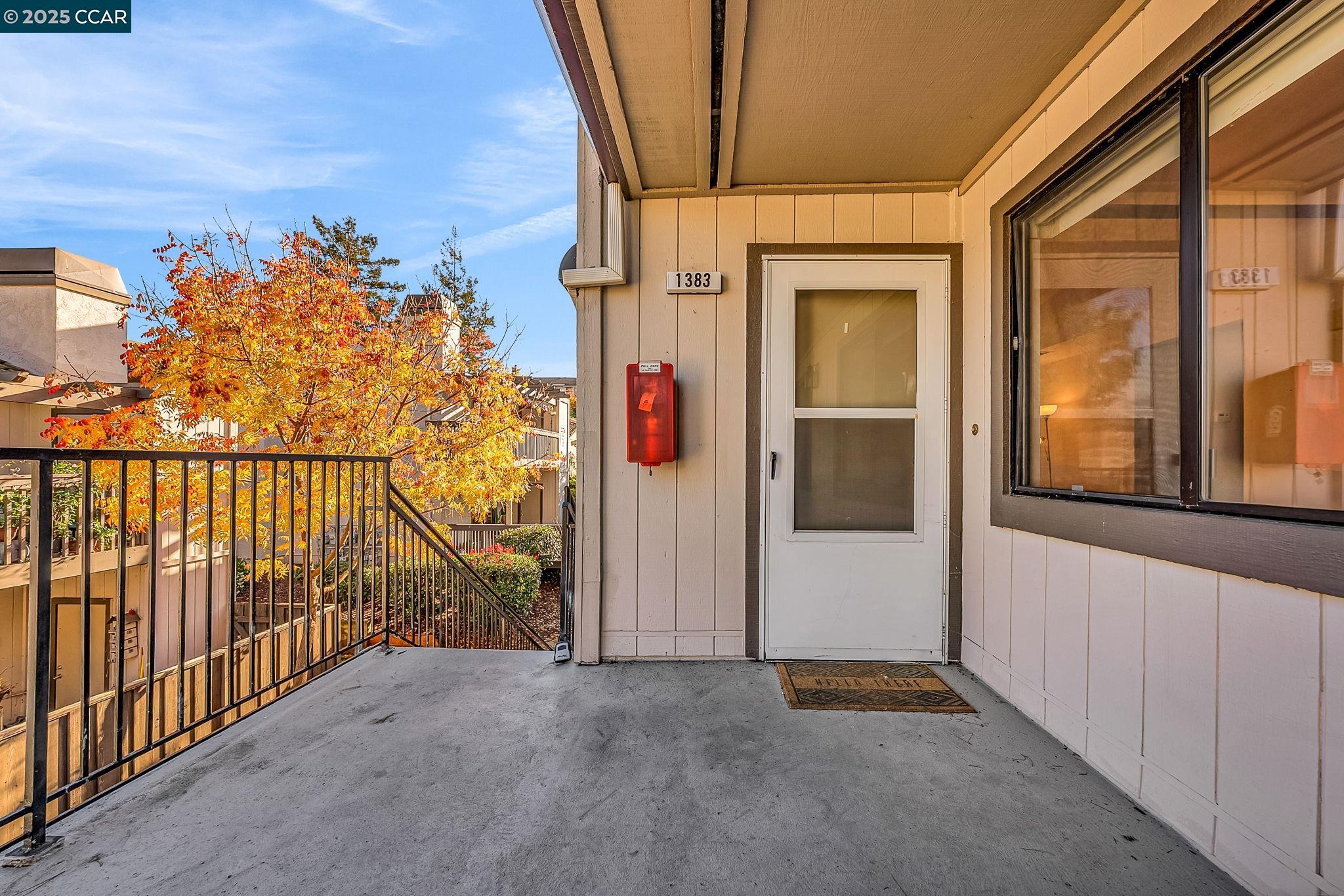 Detail Gallery Image 5 of 44 For 1383 Hull Ln, Martinez,  CA 94553 - 2 Beds | 2 Baths