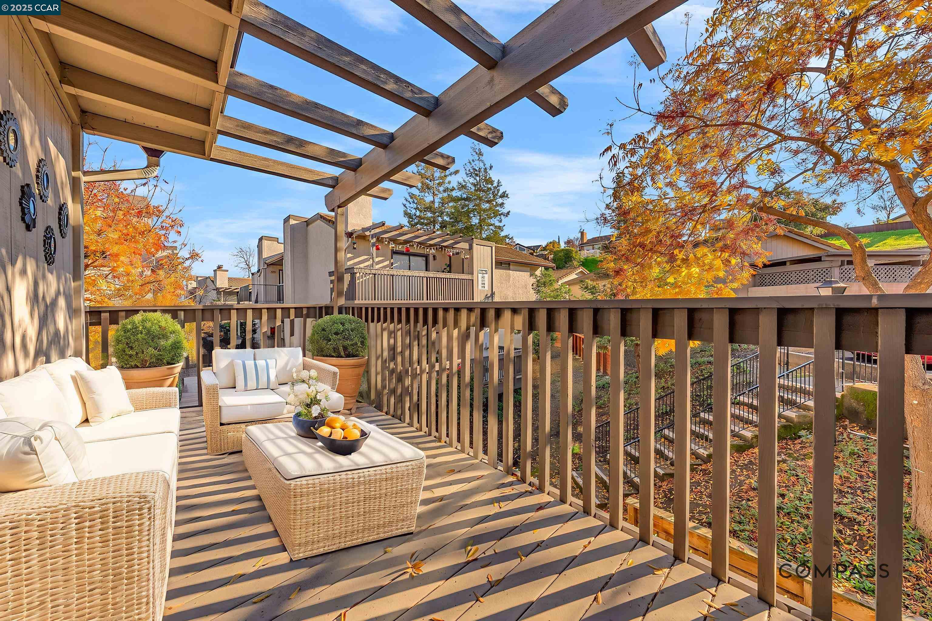 Detail Gallery Image 7 of 44 For 1383 Hull Ln, Martinez,  CA 94553 - 2 Beds | 2 Baths