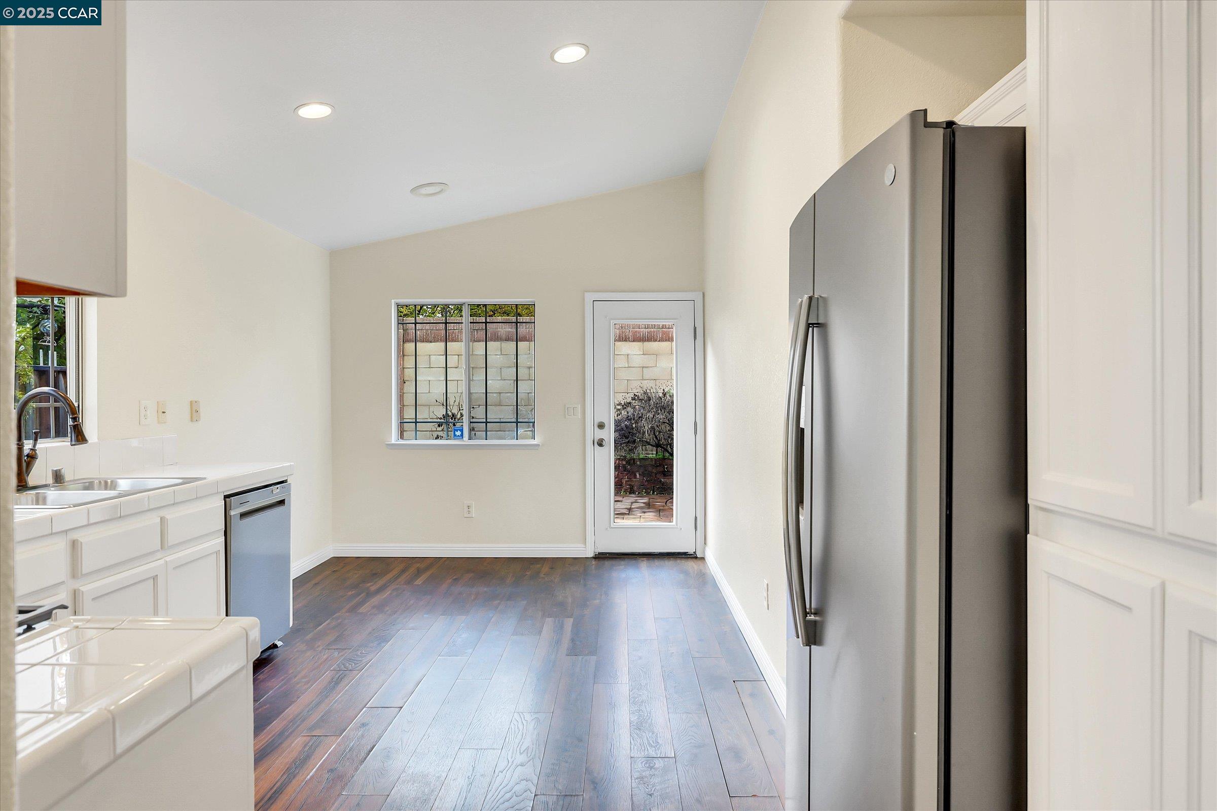 Detail Gallery Image 12 of 23 For 220 Roundhill Dr, Vacaville,  CA 95687 - 3 Beds | 2 Baths