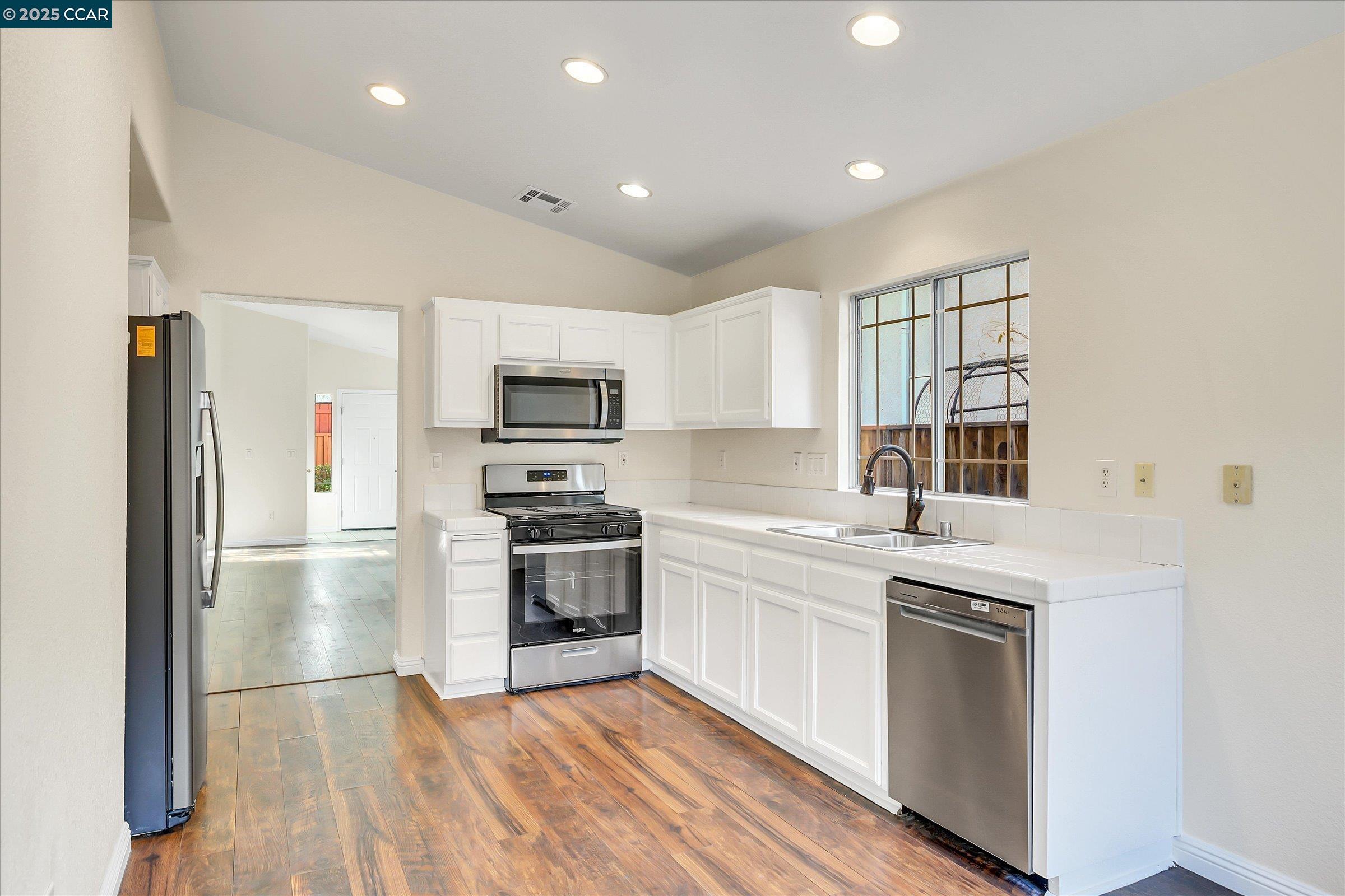 Detail Gallery Image 13 of 23 For 220 Roundhill Dr, Vacaville,  CA 95687 - 3 Beds | 2 Baths