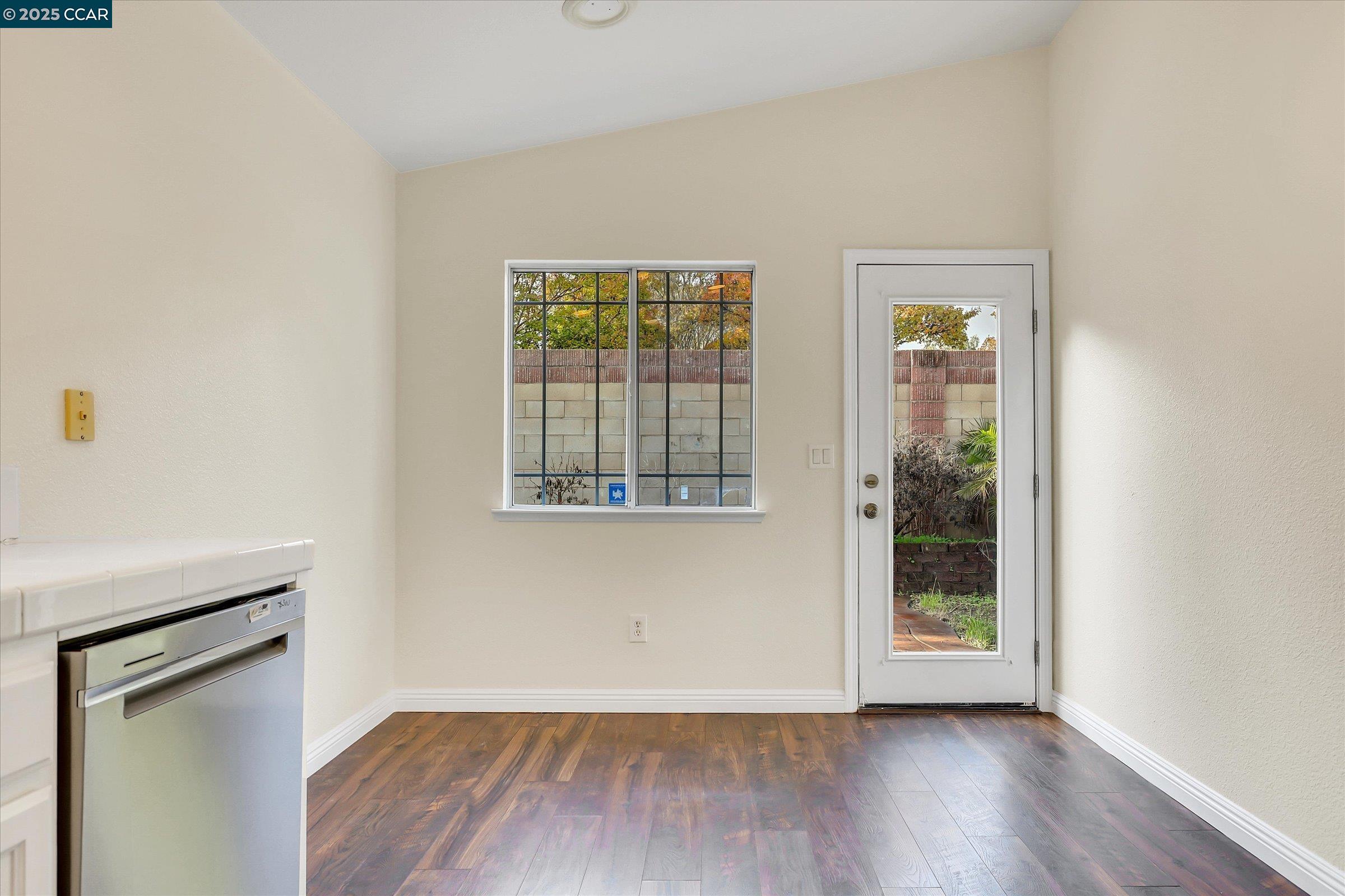 Detail Gallery Image 14 of 23 For 220 Roundhill Dr, Vacaville,  CA 95687 - 3 Beds | 2 Baths