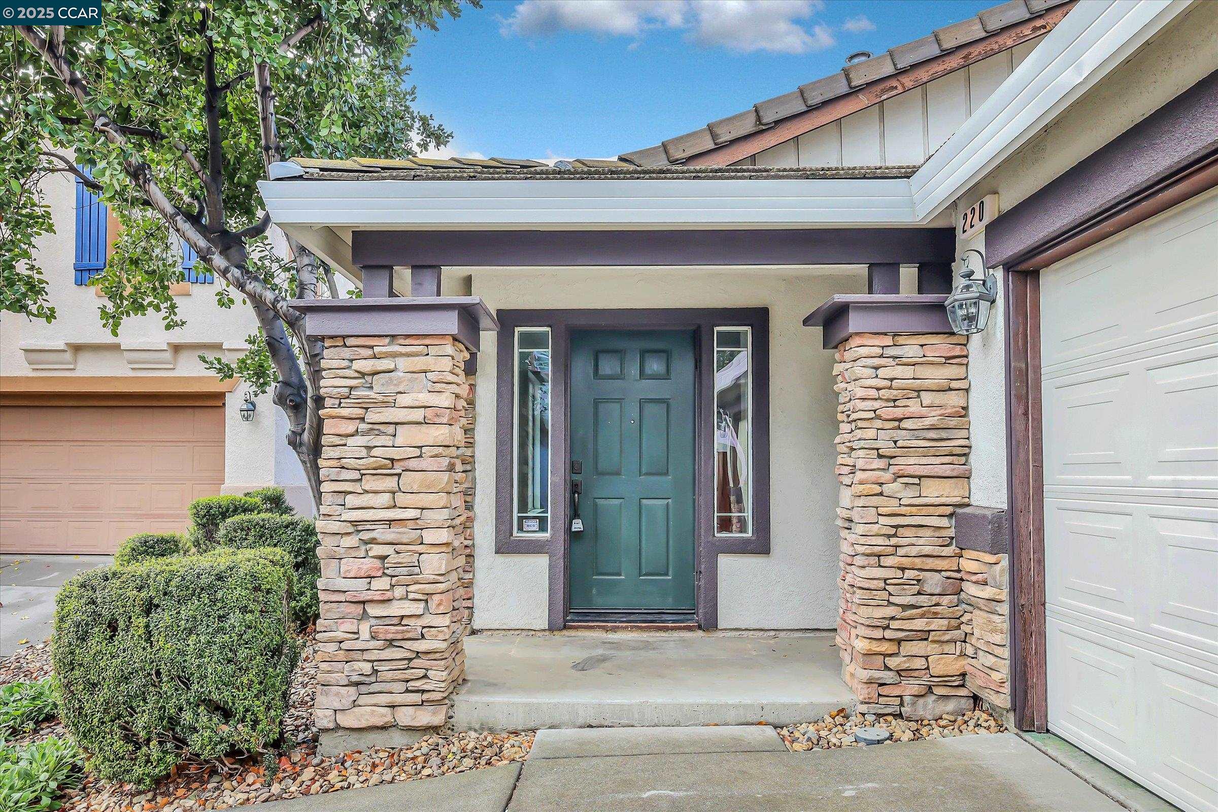 Detail Gallery Image 3 of 23 For 220 Roundhill Dr, Vacaville,  CA 95687 - 3 Beds | 2 Baths