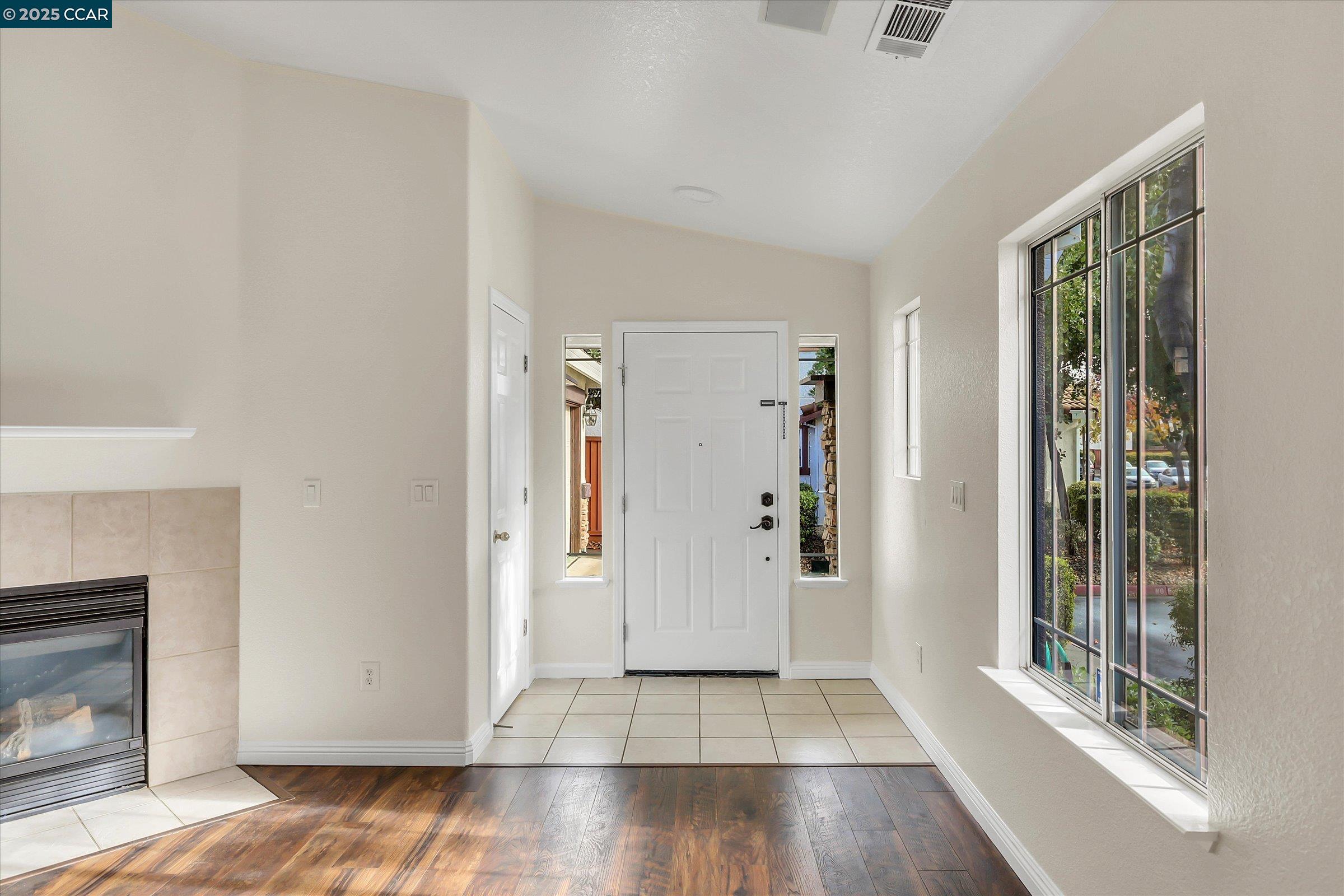Detail Gallery Image 4 of 23 For 220 Roundhill Dr, Vacaville,  CA 95687 - 3 Beds | 2 Baths
