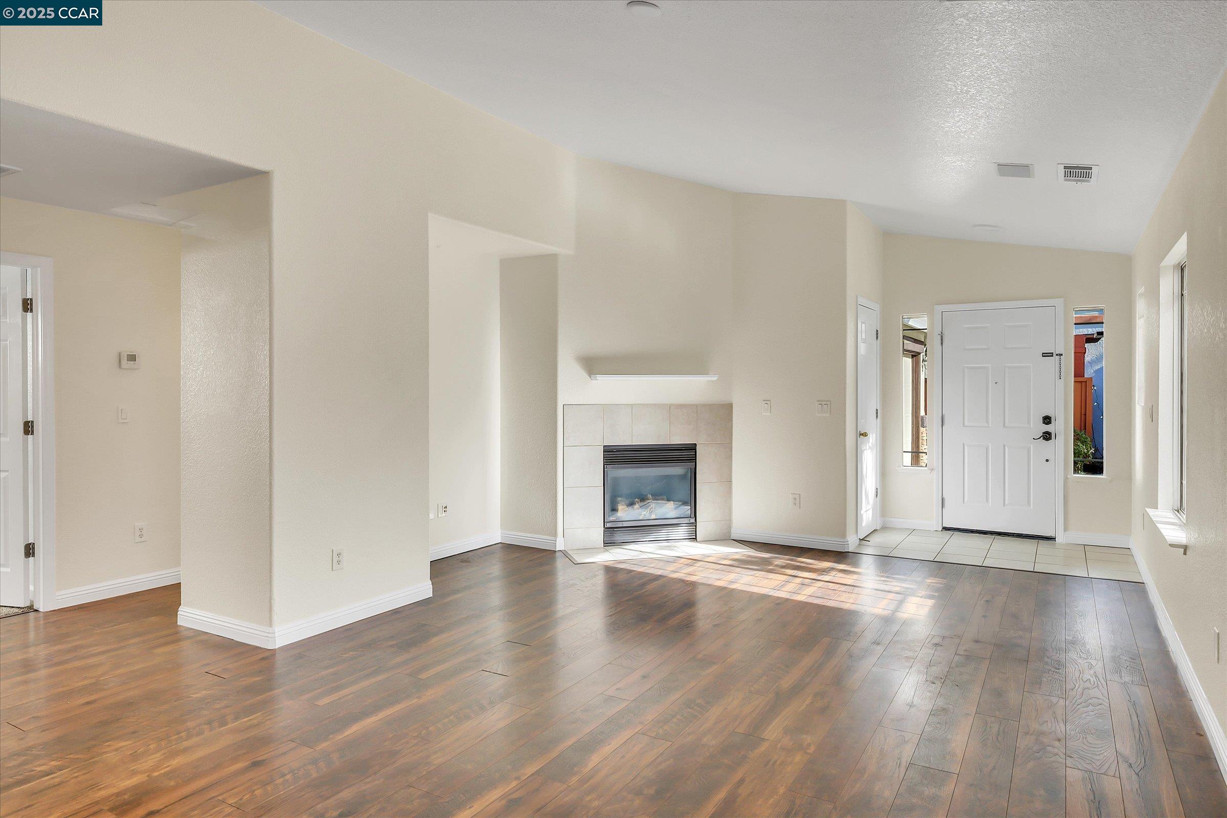 Detail Gallery Image 7 of 23 For 220 Roundhill Dr, Vacaville,  CA 95687 - 3 Beds | 2 Baths