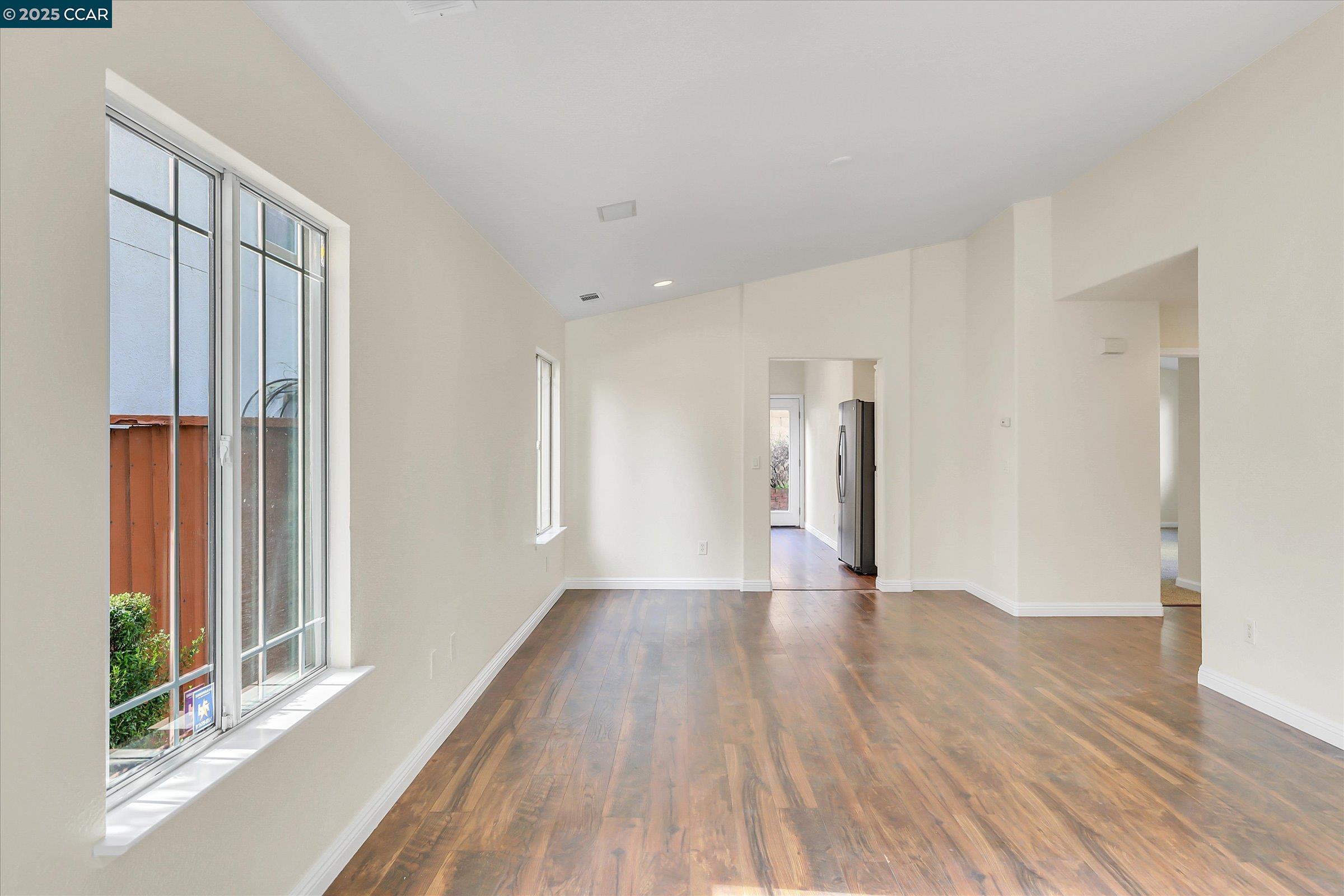 Detail Gallery Image 9 of 23 For 220 Roundhill Dr, Vacaville,  CA 95687 - 3 Beds | 2 Baths