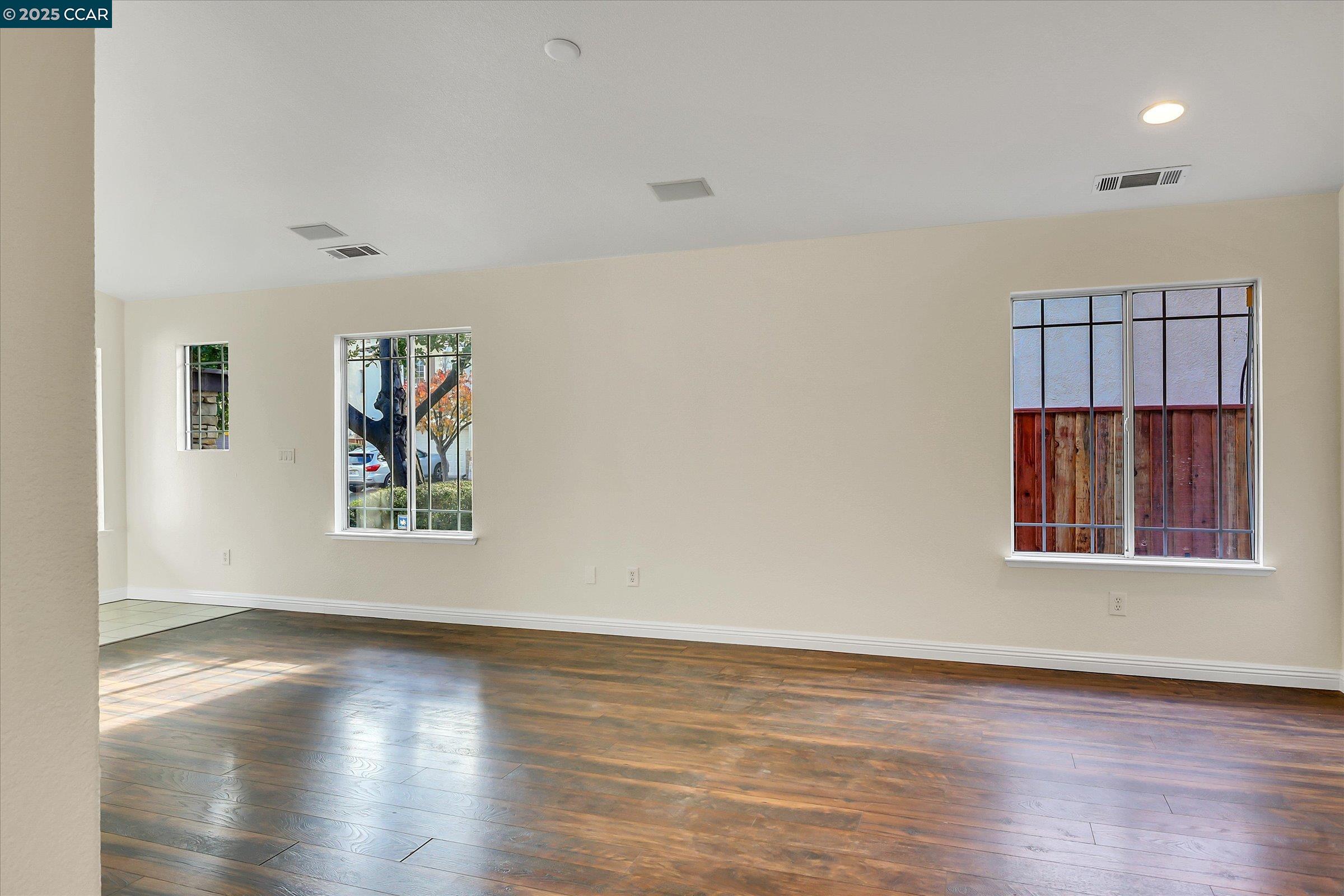 Detail Gallery Image 10 of 23 For 220 Roundhill Dr, Vacaville,  CA 95687 - 3 Beds | 2 Baths