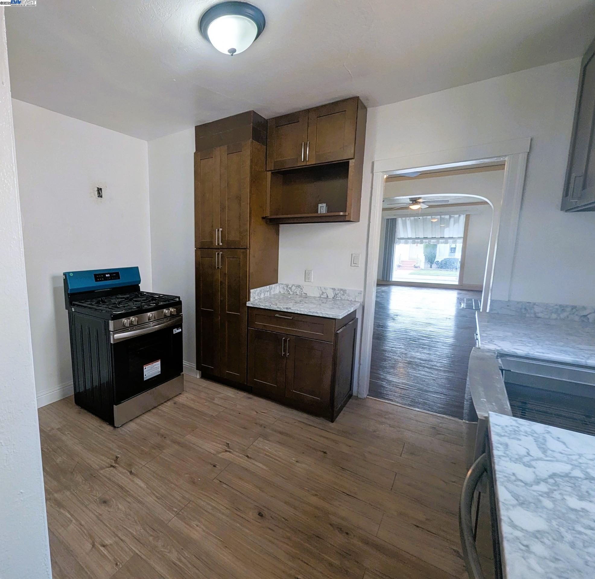 Detail Gallery Image 5 of 27 For 7818 Arthur St, Oakland,  CA 94605 - 2 Beds | 1 Baths