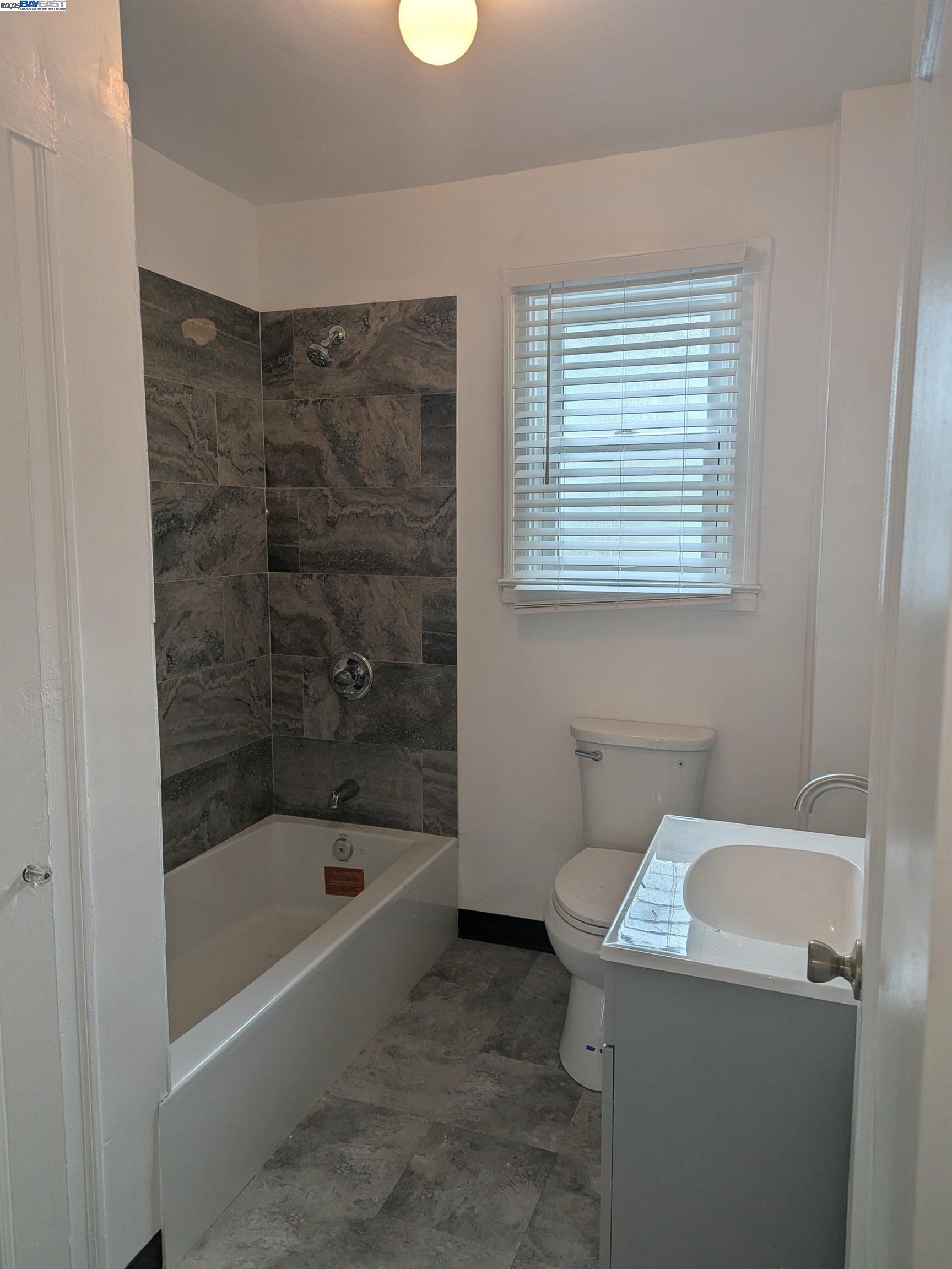 Detail Gallery Image 6 of 27 For 7818 Arthur St, Oakland,  CA 94605 - 2 Beds | 1 Baths