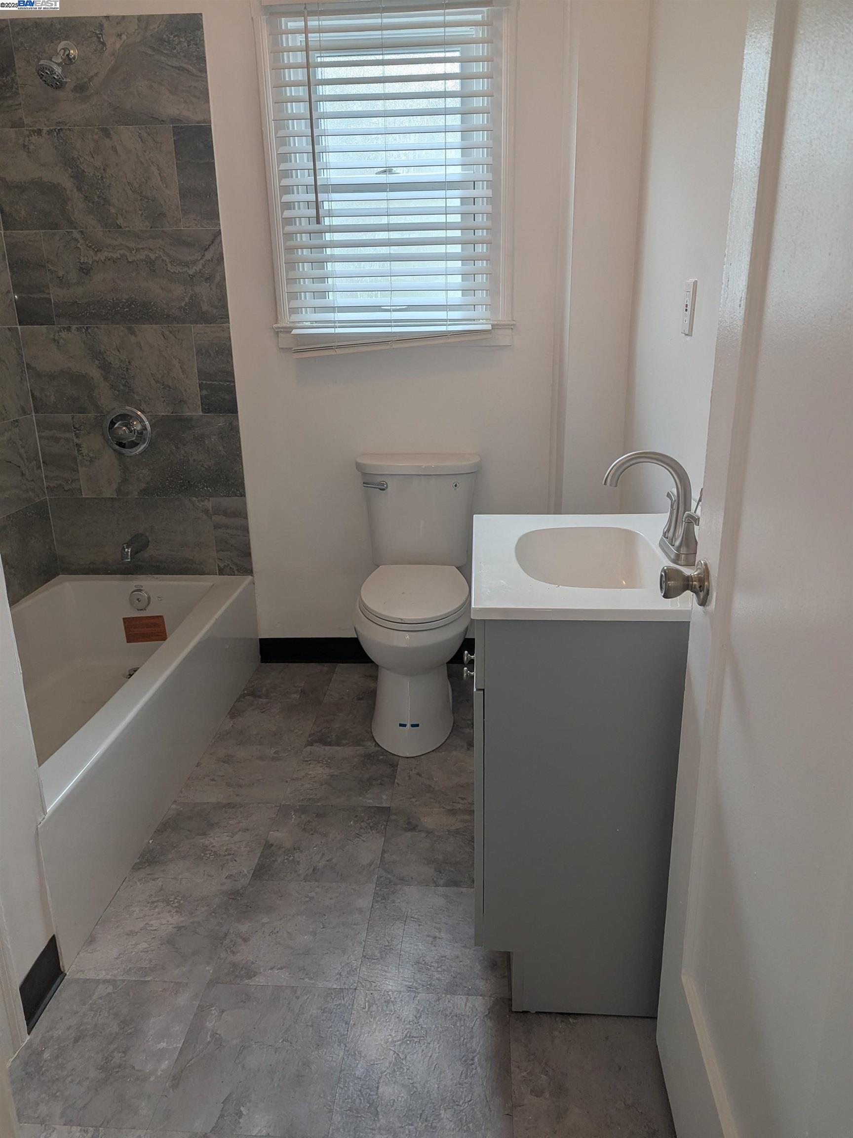 Detail Gallery Image 8 of 27 For 7818 Arthur St, Oakland,  CA 94605 - 2 Beds | 1 Baths