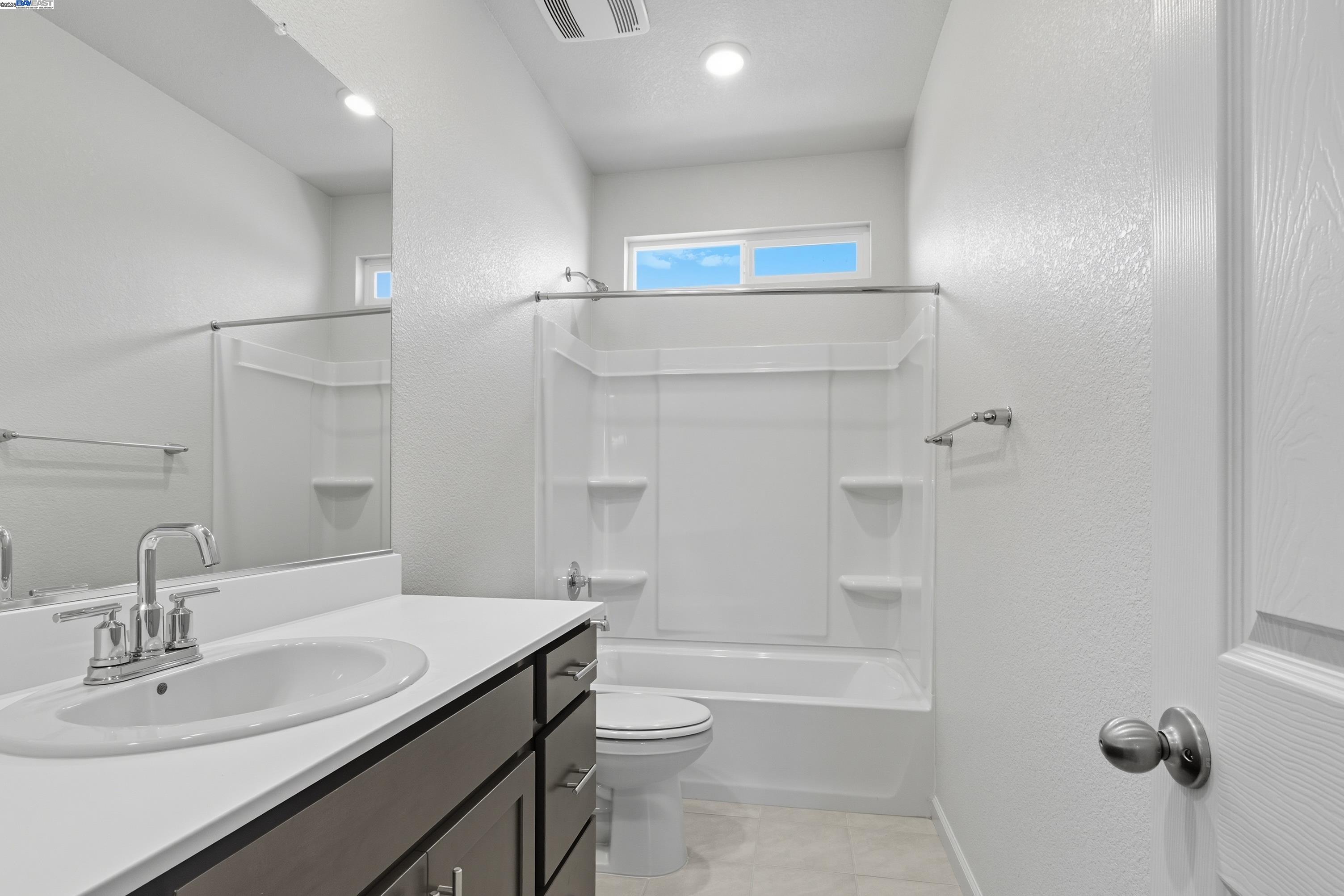 Detail Gallery Image 8 of 13 For 5409 Kestrel Ct., Antioch,  CA 94531 - 4 Beds | 3 Baths