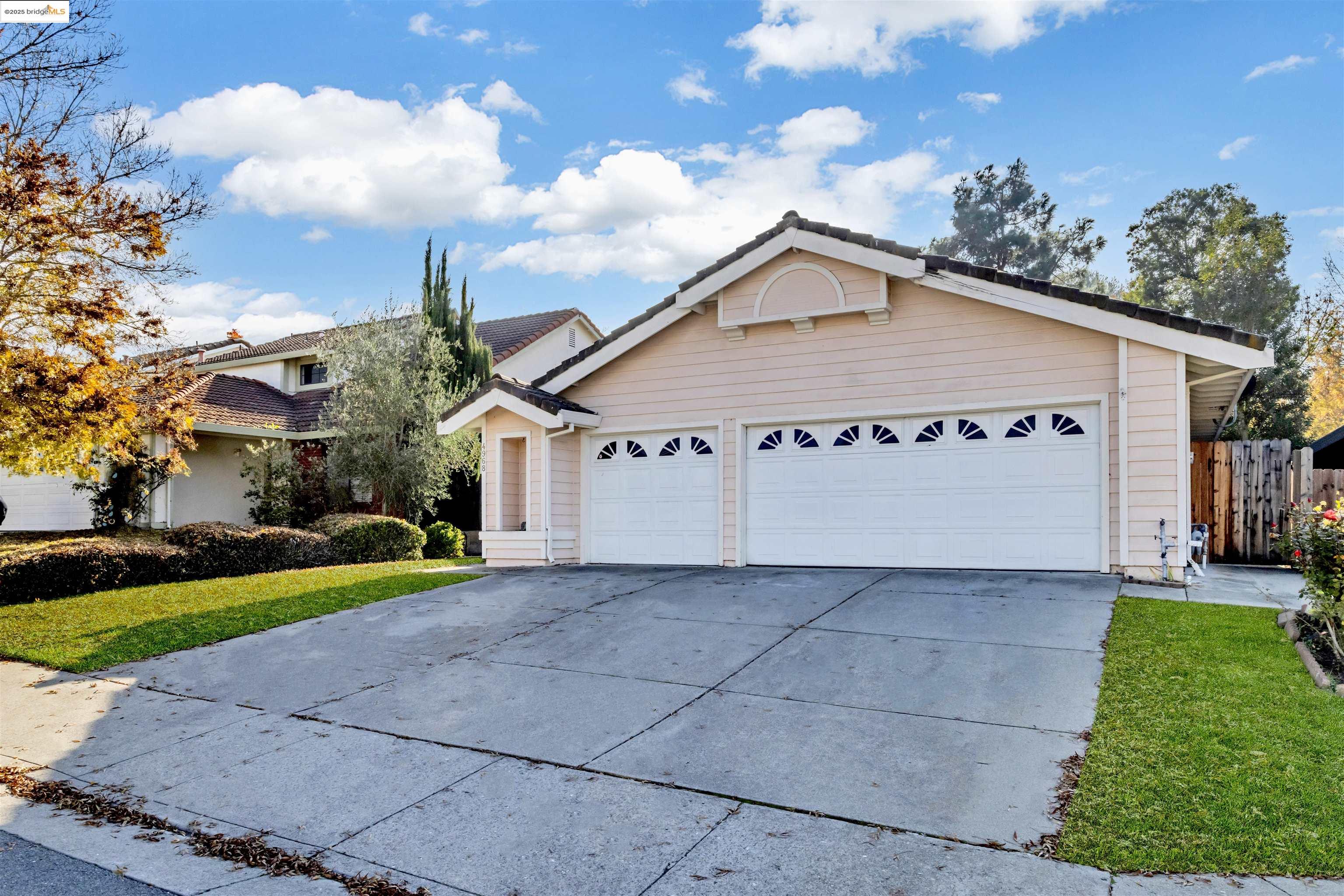 Detail Gallery Image 2 of 12 For 4968 Buckboard Way, Richmond,  CA 94803 - 3 Beds | 2 Baths