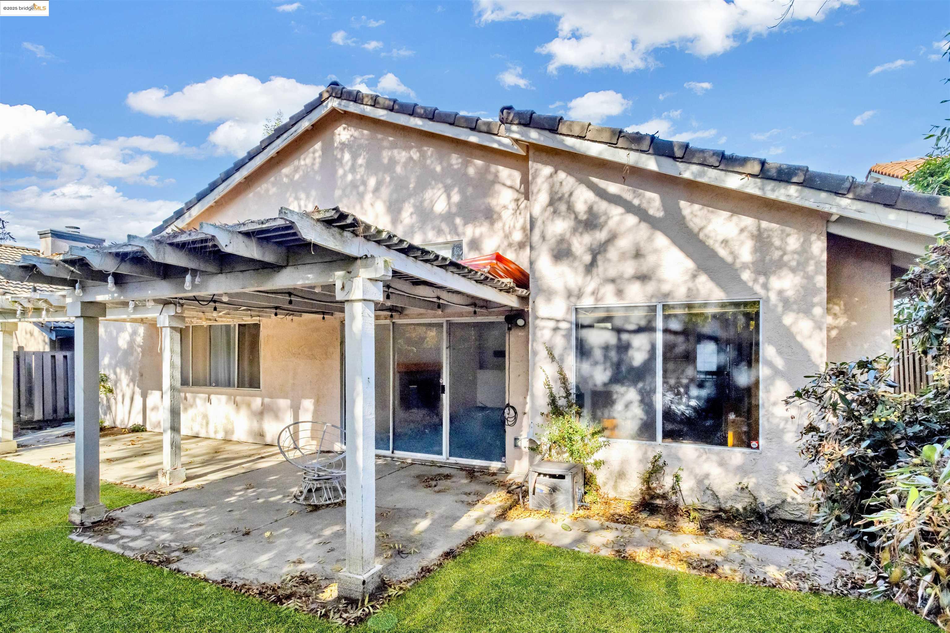 Detail Gallery Image 4 of 12 For 4968 Buckboard Way, Richmond,  CA 94803 - 3 Beds | 2 Baths