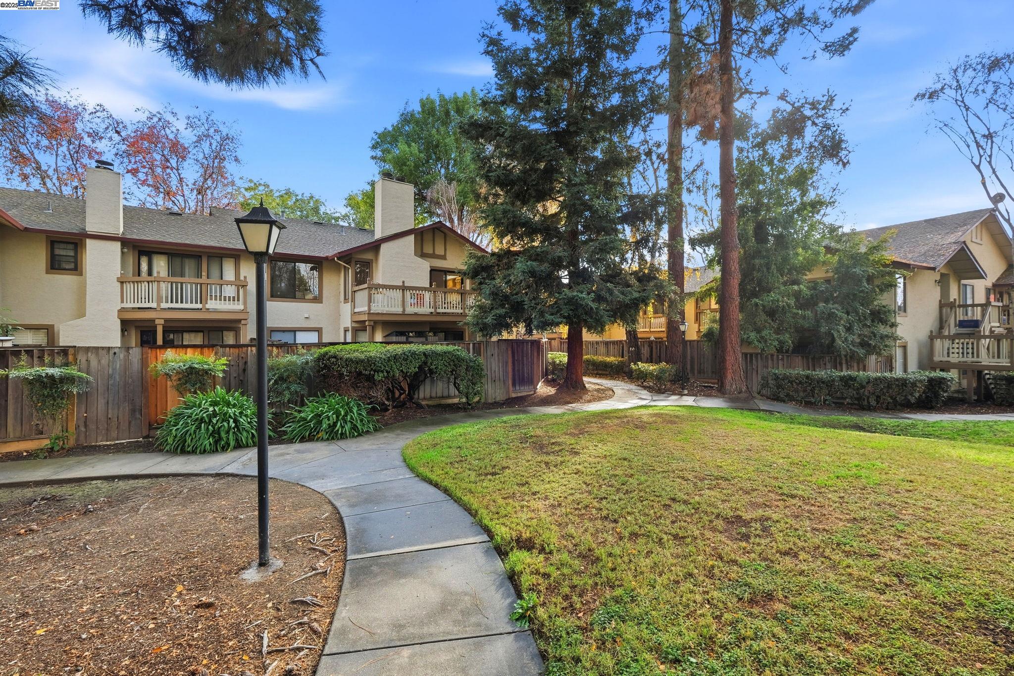 Detail Gallery Image 2 of 34 For 976 Huntington Ter, Fremont,  CA 94536 - 2 Beds | 2 Baths