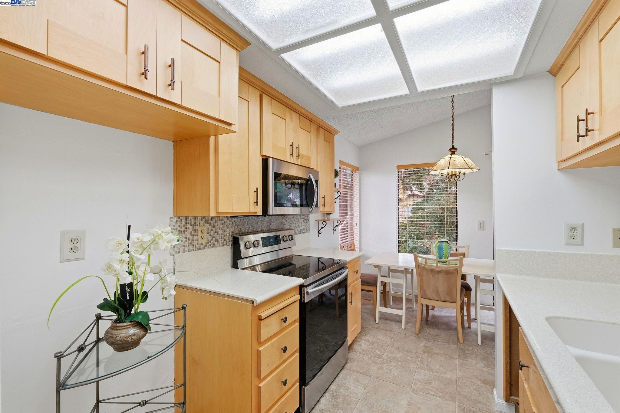 Detail Gallery Image 11 of 34 For 976 Huntington Ter, Fremont,  CA 94536 - 2 Beds | 2 Baths