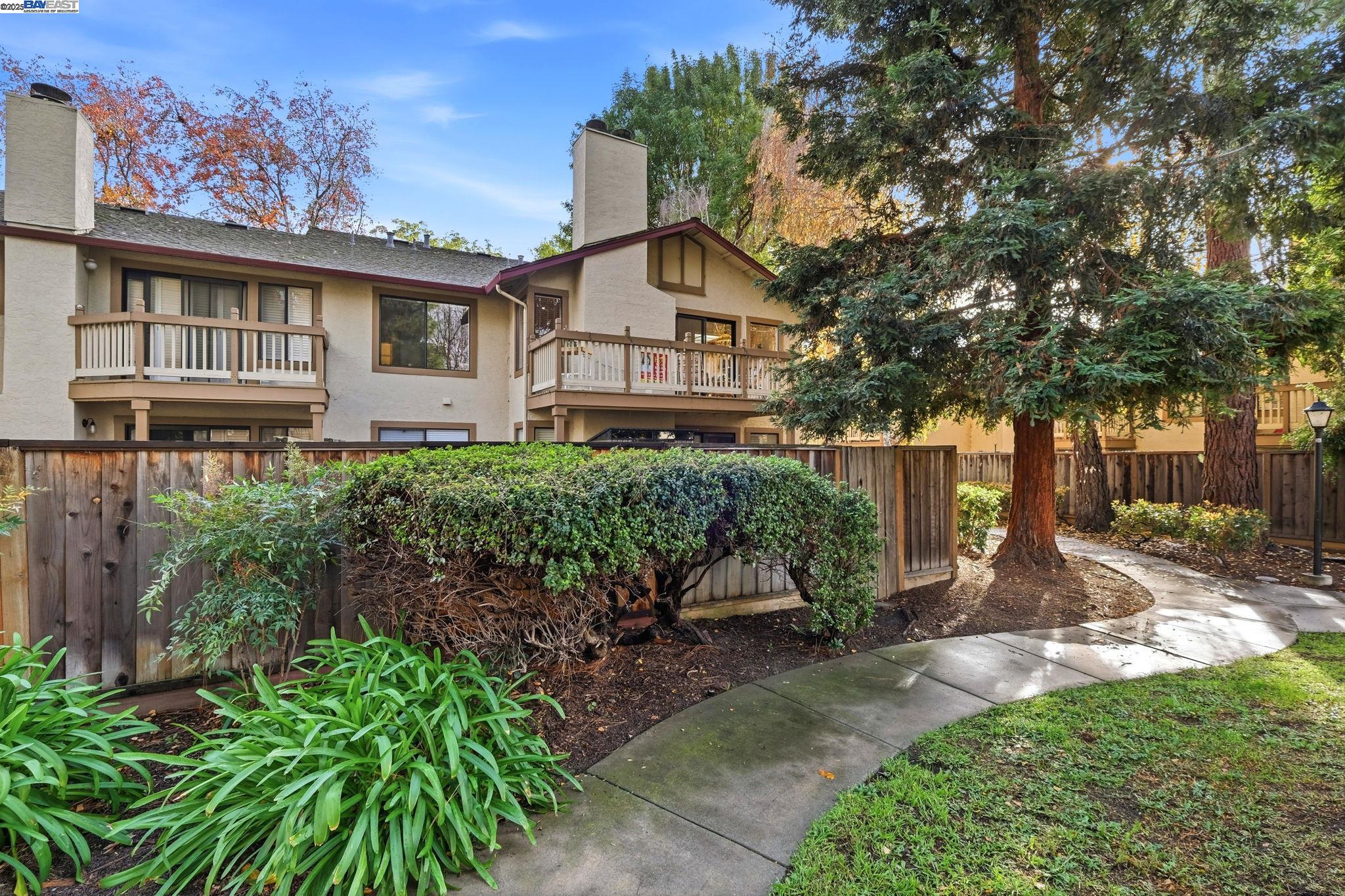 Detail Gallery Image 3 of 34 For 976 Huntington Ter, Fremont,  CA 94536 - 2 Beds | 2 Baths