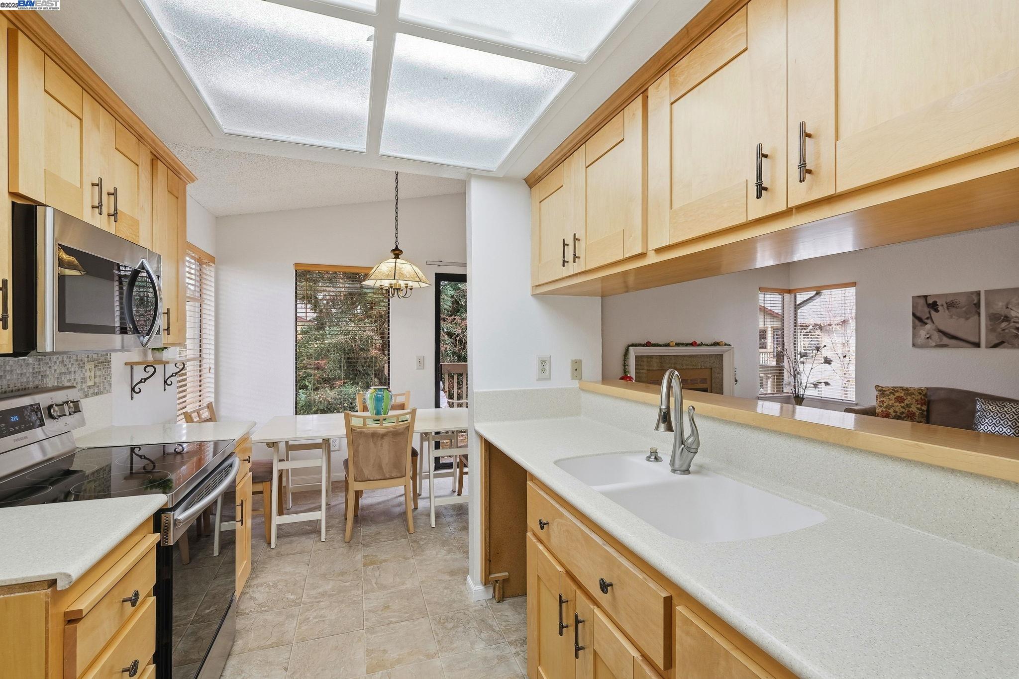 Detail Gallery Image 10 of 34 For 976 Huntington Ter, Fremont,  CA 94536 - 2 Beds | 2 Baths