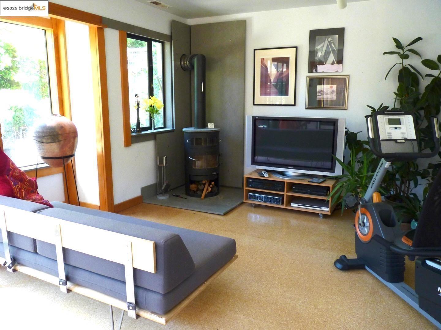 Detail Gallery Image 10 of 35 For 59 San Jose Ave, Pacifica,  CA 94044 - 3 Beds | 1/1 Baths