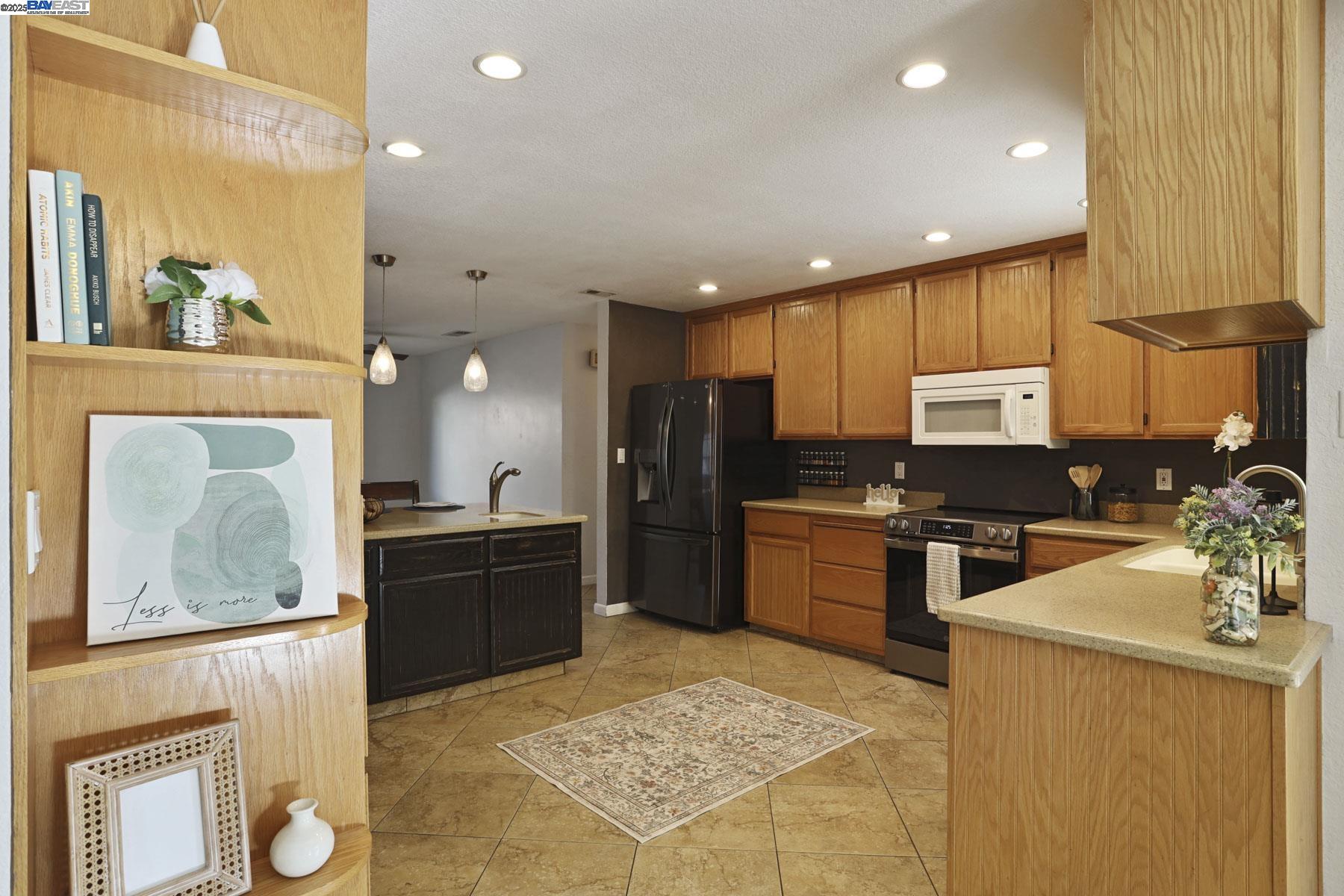 Detail Gallery Image 11 of 39 For 1312 Wylmawood Ln, Modesto,  CA 95355 - 3 Beds | 2 Baths