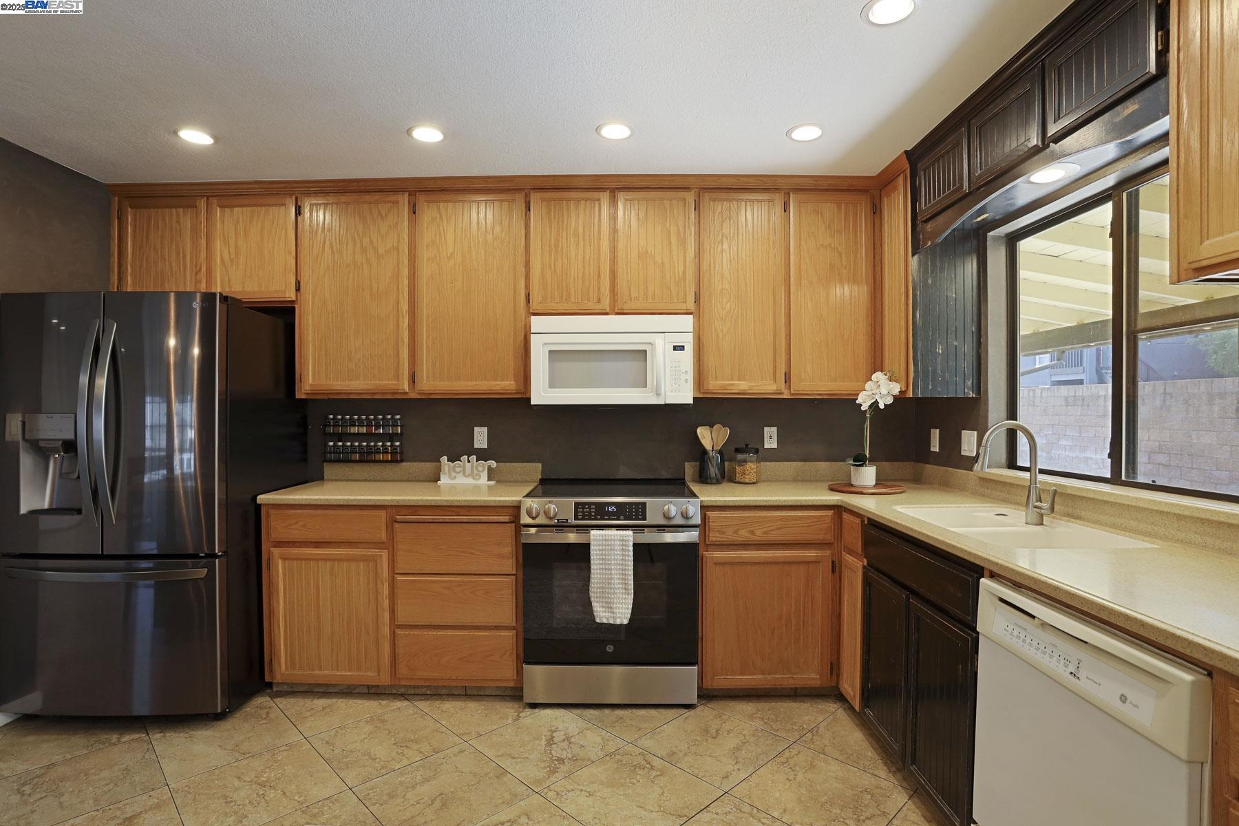 Detail Gallery Image 12 of 39 For 1312 Wylmawood Ln, Modesto,  CA 95355 - 3 Beds | 2 Baths