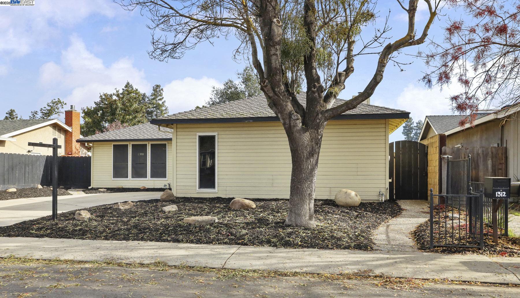 Detail Gallery Image 4 of 39 For 1312 Wylmawood Ln, Modesto,  CA 95355 - 3 Beds | 2 Baths