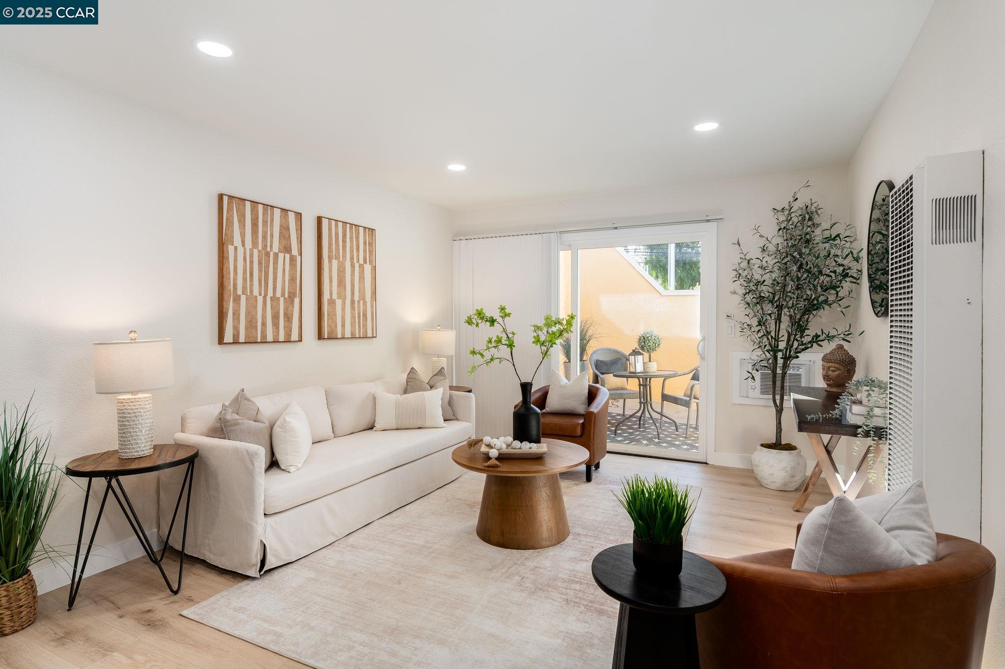 Detail Gallery Image 1 of 33 For 1600 Laguna St #D,  Concord,  CA 94520 - 1 Beds | 1 Baths