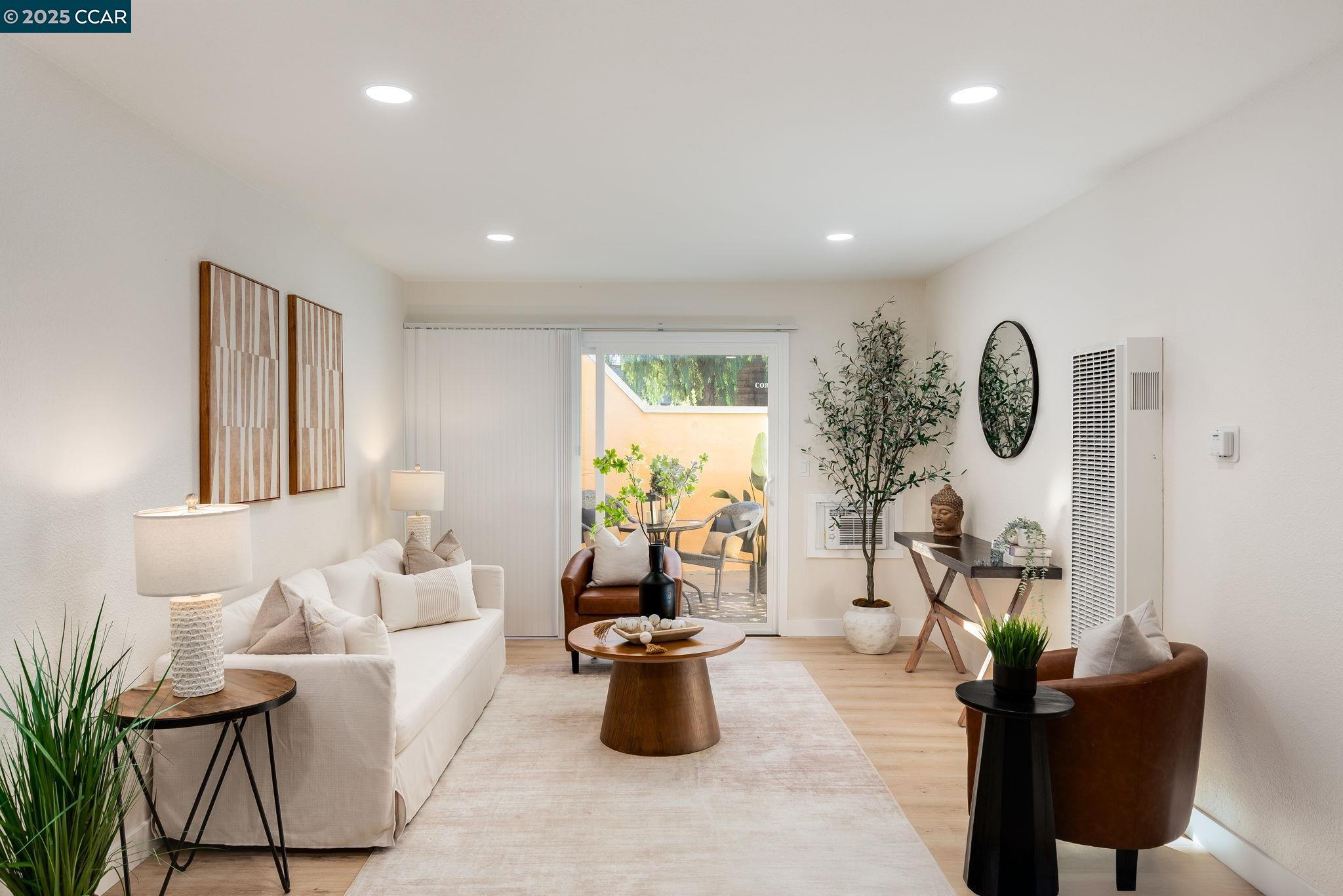 Detail Gallery Image 3 of 33 For 1600 Laguna St #D,  Concord,  CA 94520 - 1 Beds | 1 Baths