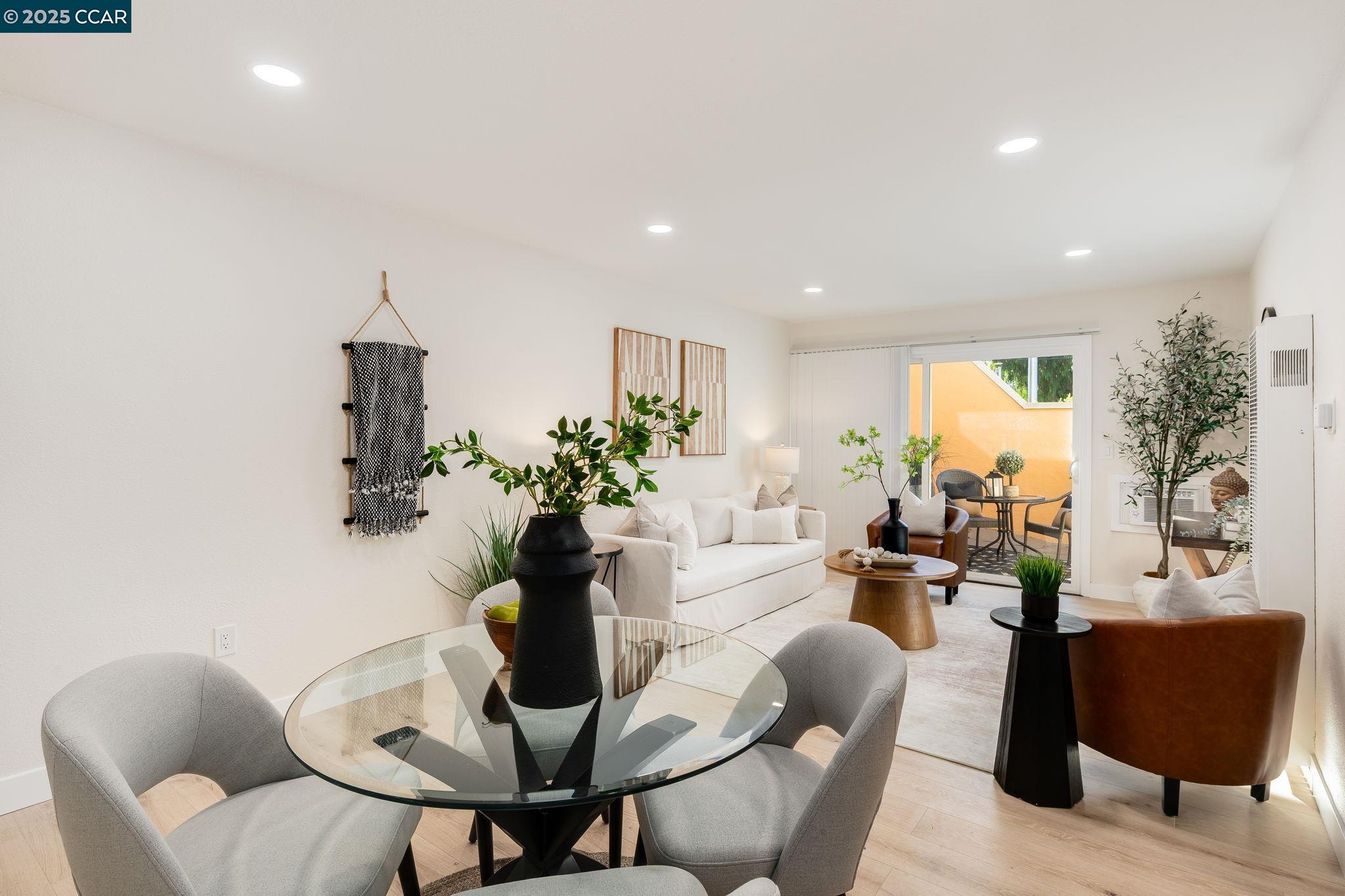 Detail Gallery Image 4 of 33 For 1600 Laguna St #D,  Concord,  CA 94520 - 1 Beds | 1 Baths