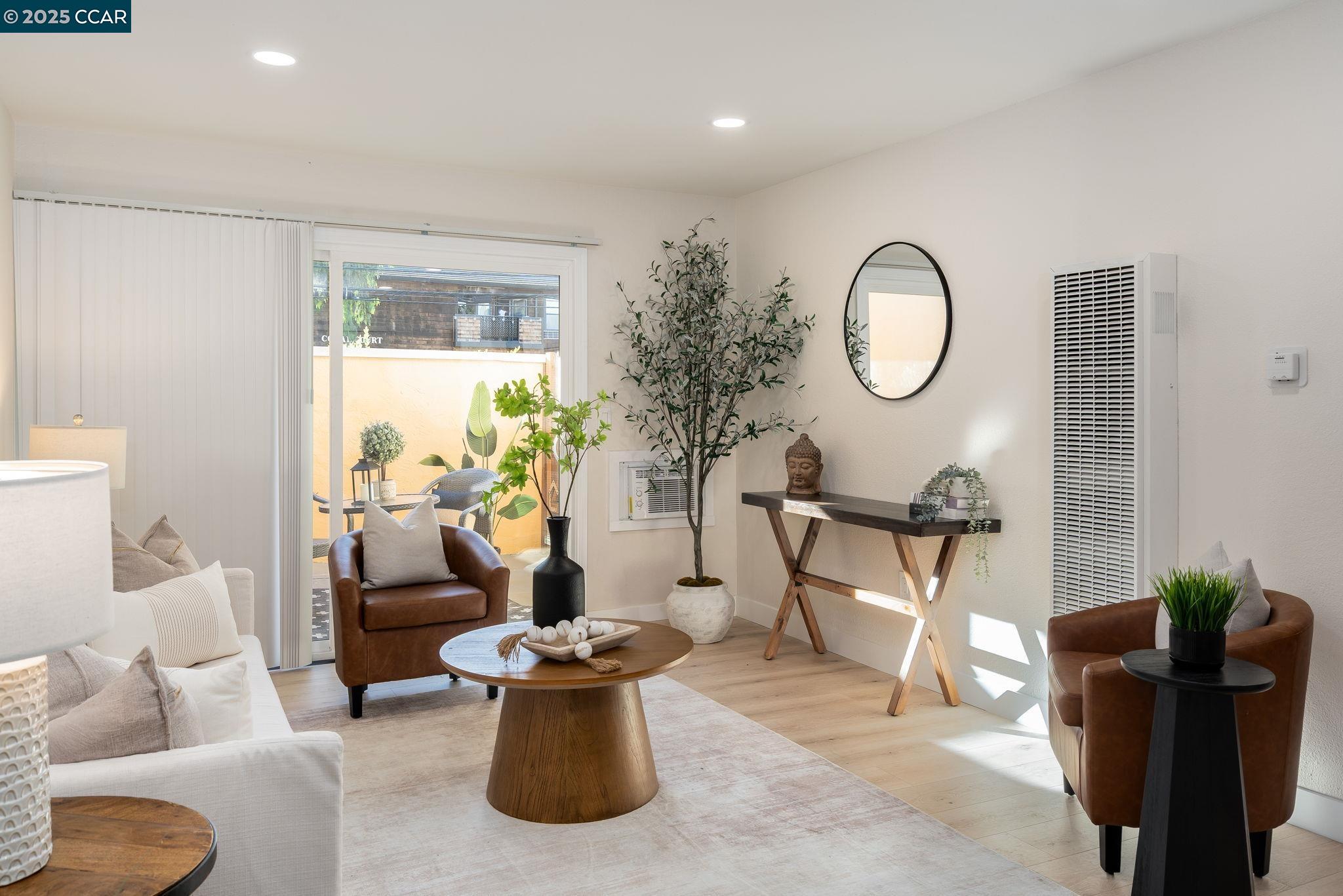 Detail Gallery Image 5 of 33 For 1600 Laguna St #D,  Concord,  CA 94520 - 1 Beds | 1 Baths