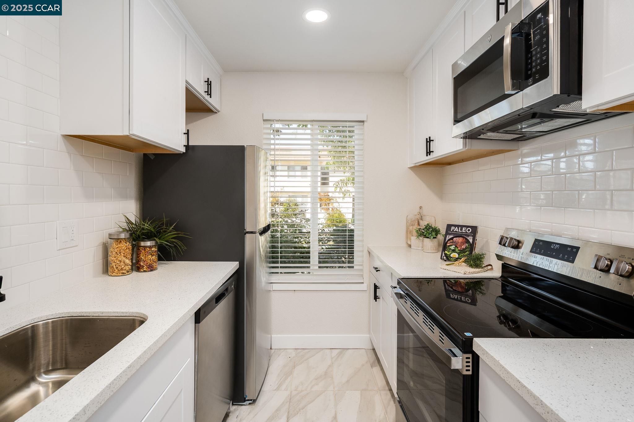 Detail Gallery Image 10 of 33 For 1600 Laguna St #D,  Concord,  CA 94520 - 1 Beds | 1 Baths