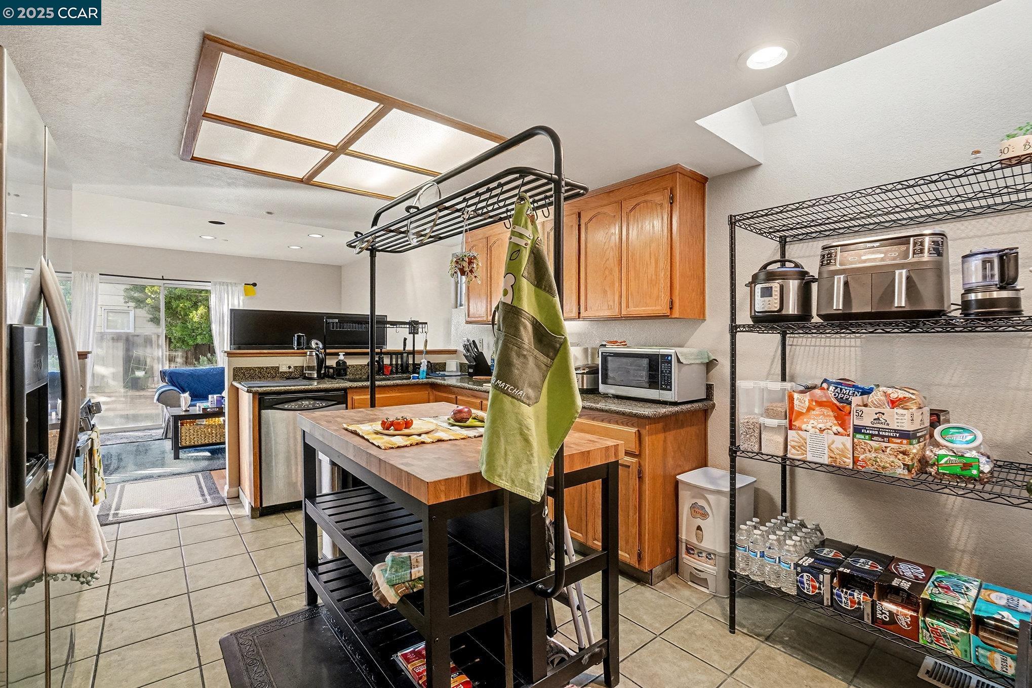 Detail Gallery Image 11 of 36 For 448 Jade Cir, Vallejo,  CA 94590 - 3 Beds | 2/1 Baths