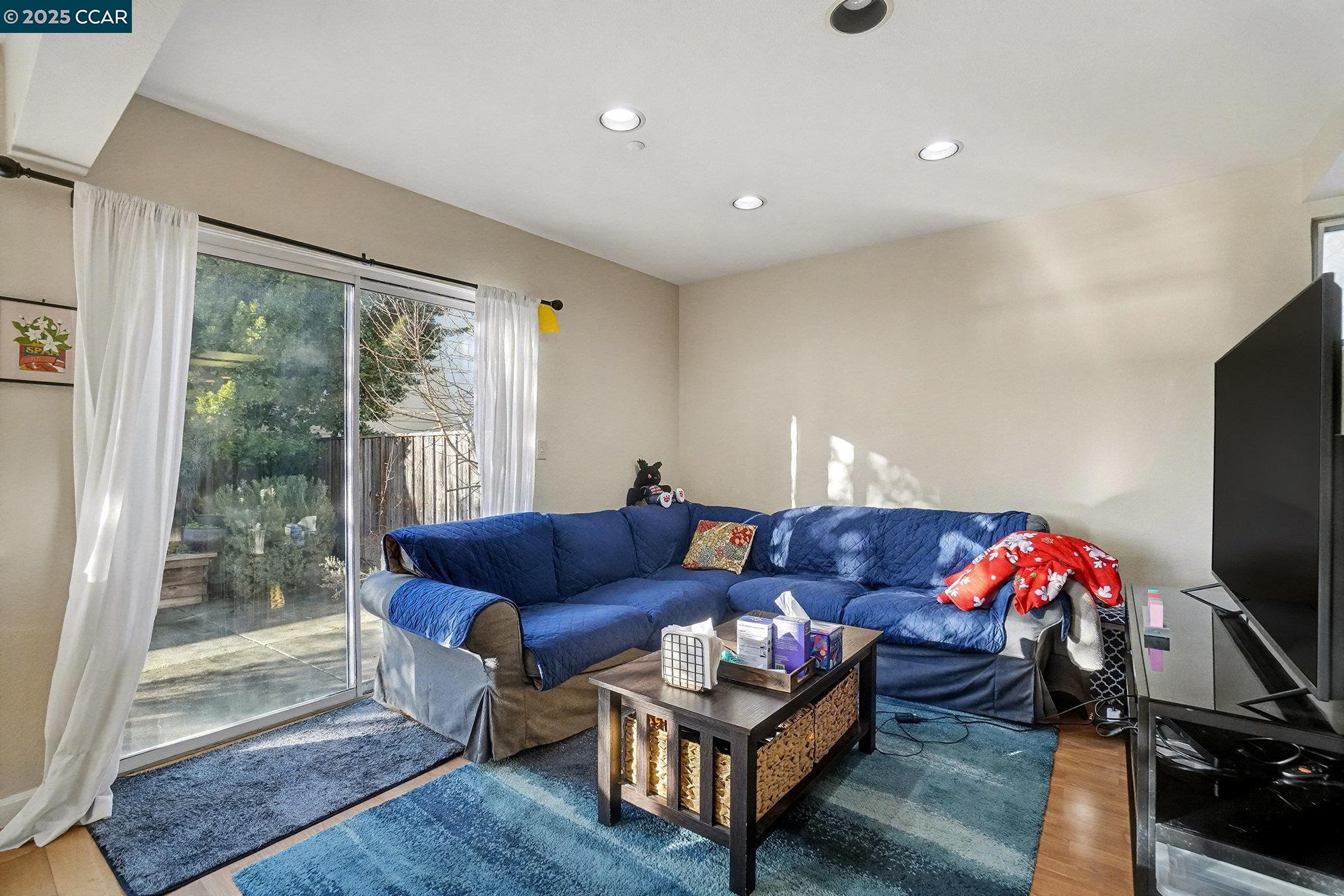 Detail Gallery Image 8 of 36 For 448 Jade Cir, Vallejo,  CA 94590 - 3 Beds | 2/1 Baths