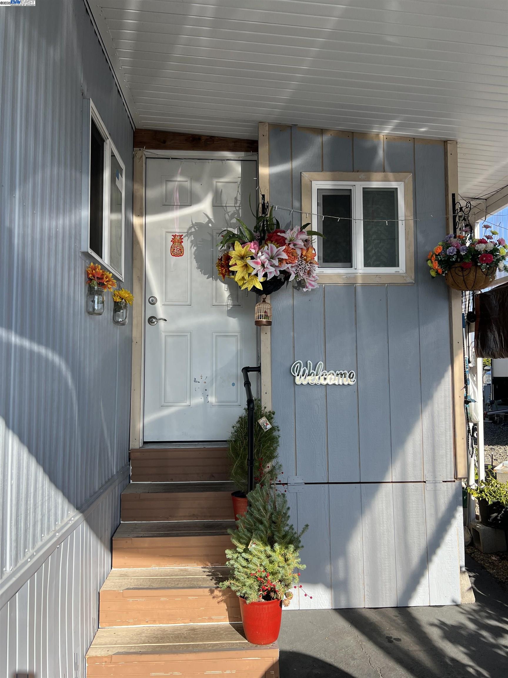 Detail Gallery Image 3 of 8 For 2100 Lewelling Blvd #60,  San Leandro,  CA 94579 - 2 Beds | 1 Baths