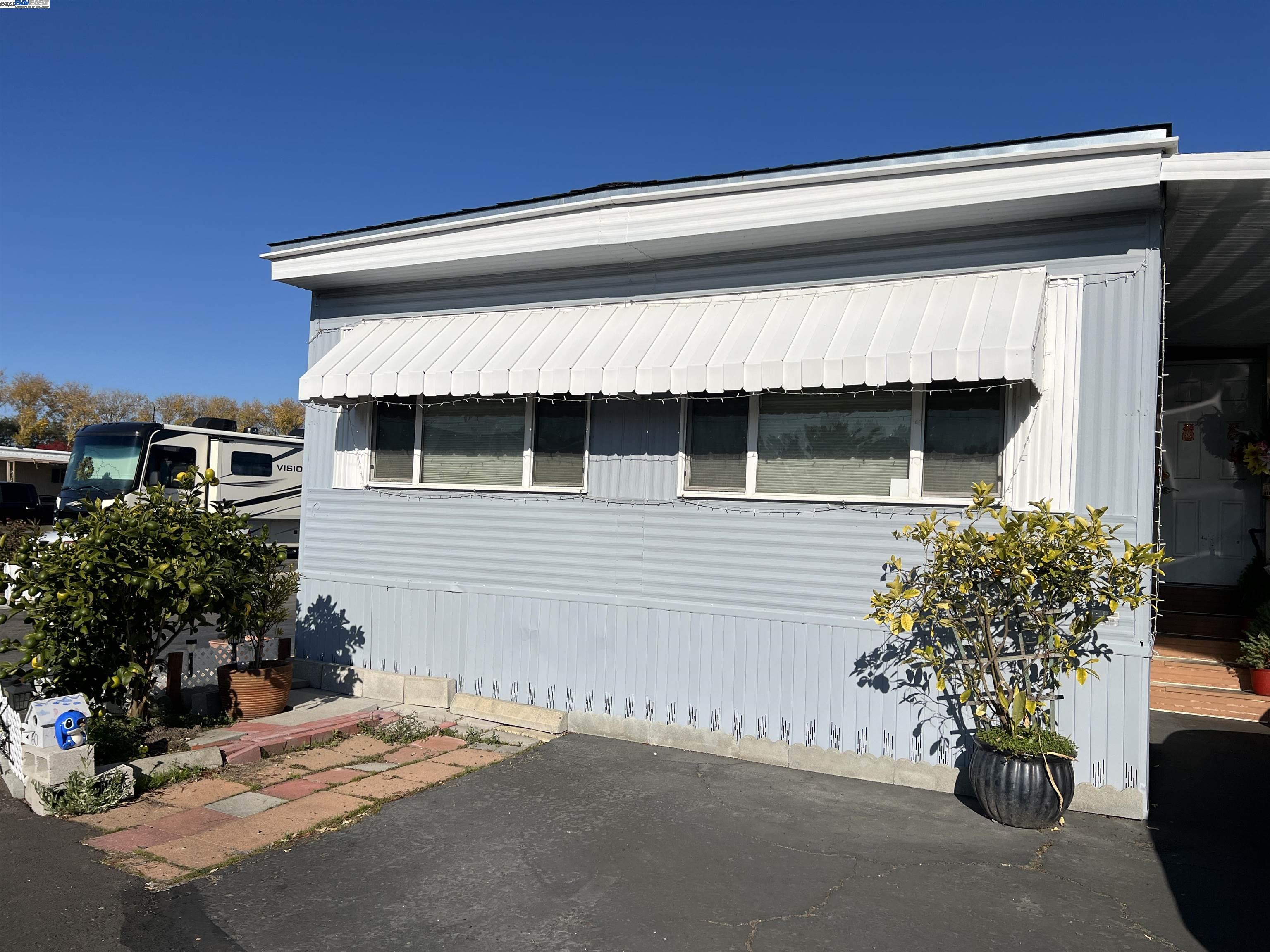 Detail Gallery Image 4 of 8 For 2100 Lewelling Blvd #60,  San Leandro,  CA 94579 - 2 Beds | 1 Baths