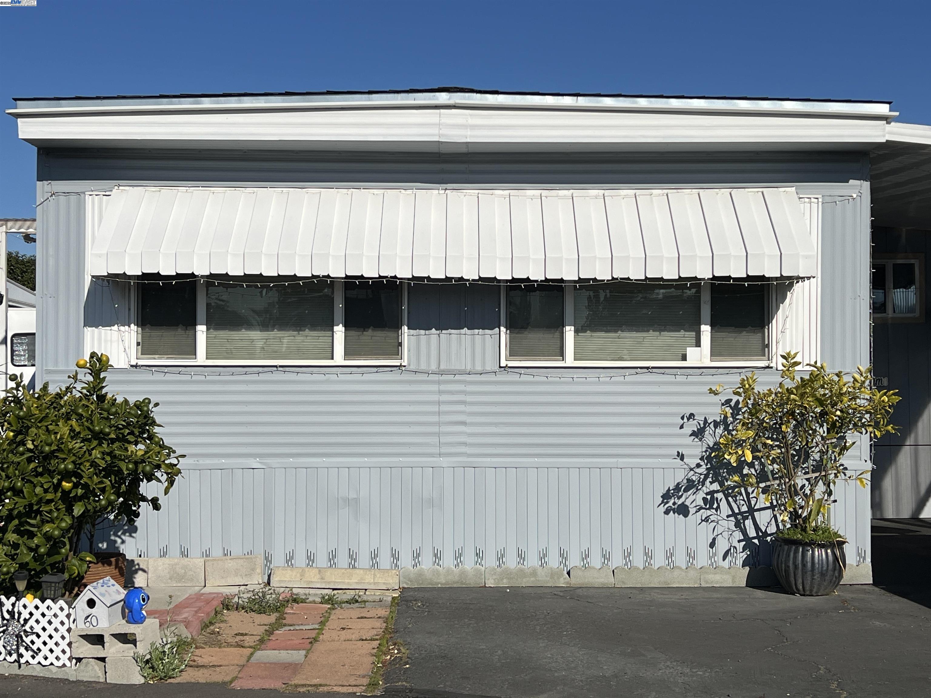 Detail Gallery Image 2 of 8 For 2100 Lewelling Blvd #60,  San Leandro,  CA 94579 - 2 Beds | 1 Baths