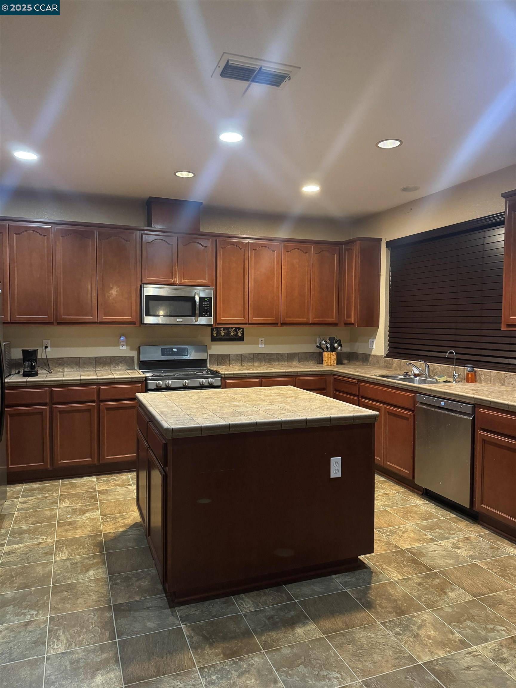 Detail Gallery Image 3 of 6 For 5359 Gold Creek Cir, Discovery Bay,  CA 94505 - 5 Beds | 3 Baths