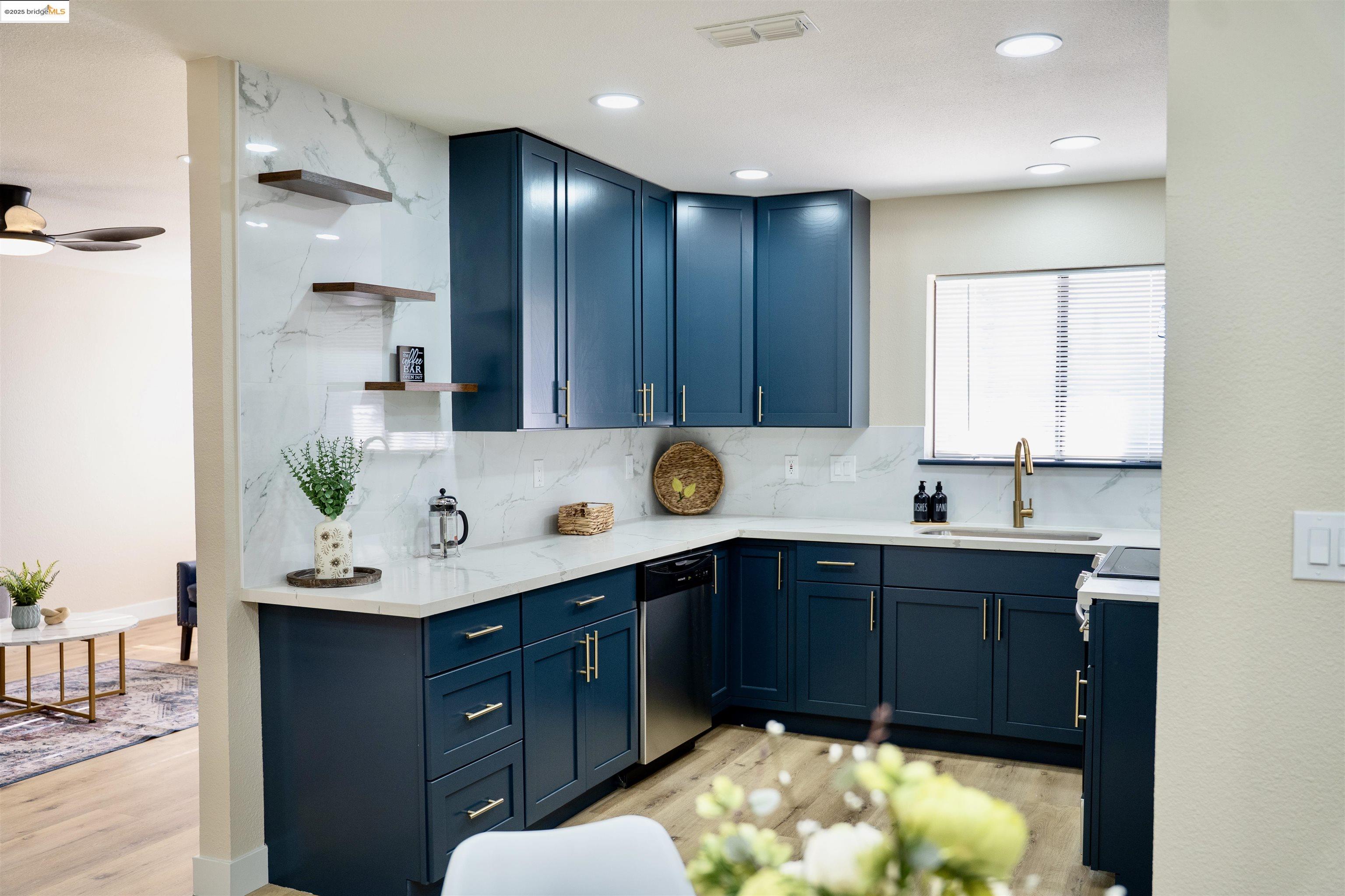 Detail Gallery Image 3 of 26 For 703 Prospector Dr, Stockton,  CA 95210 - 3 Beds | 2 Baths