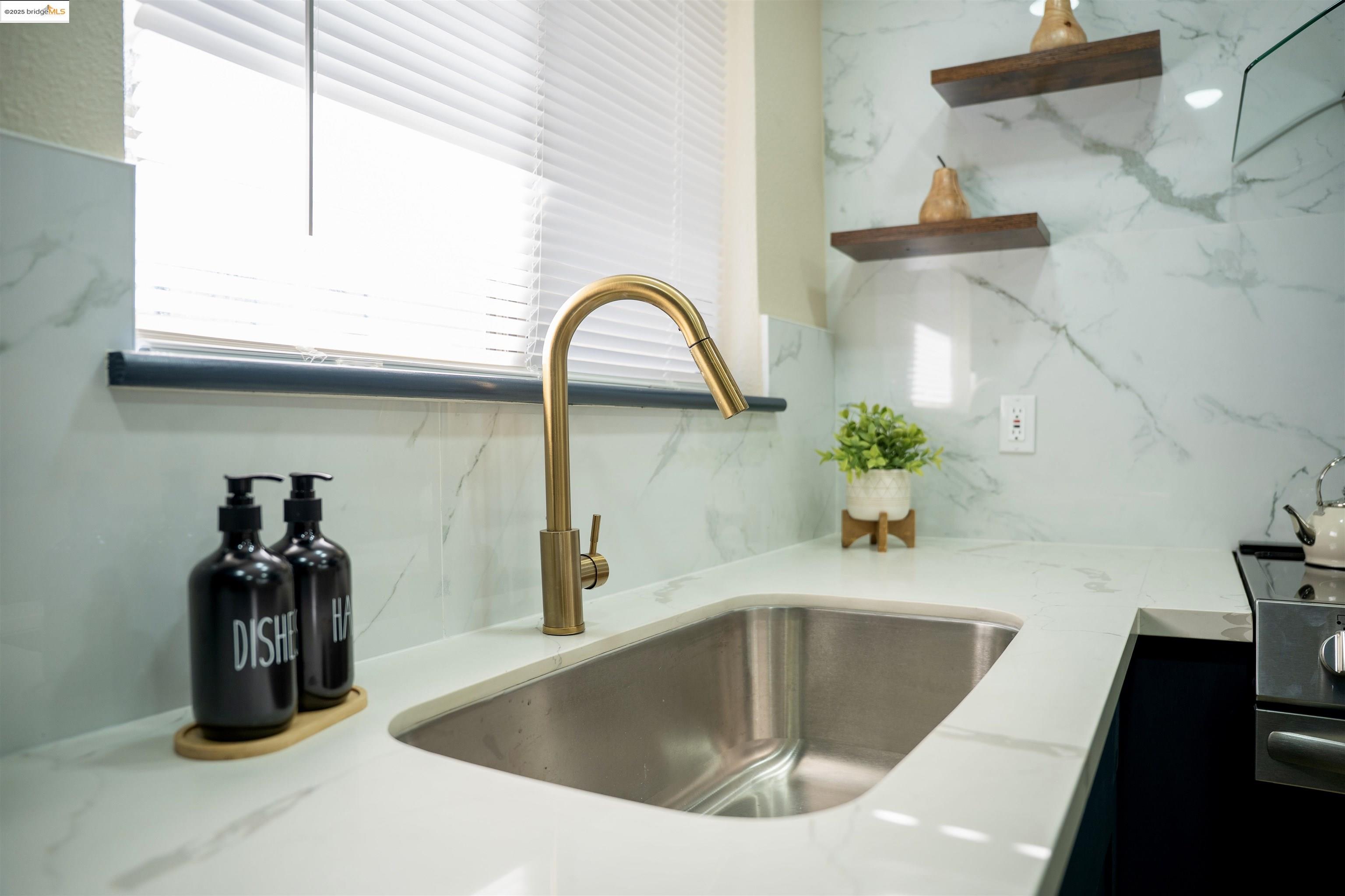 Detail Gallery Image 4 of 26 For 703 Prospector Dr, Stockton,  CA 95210 - 3 Beds | 2 Baths