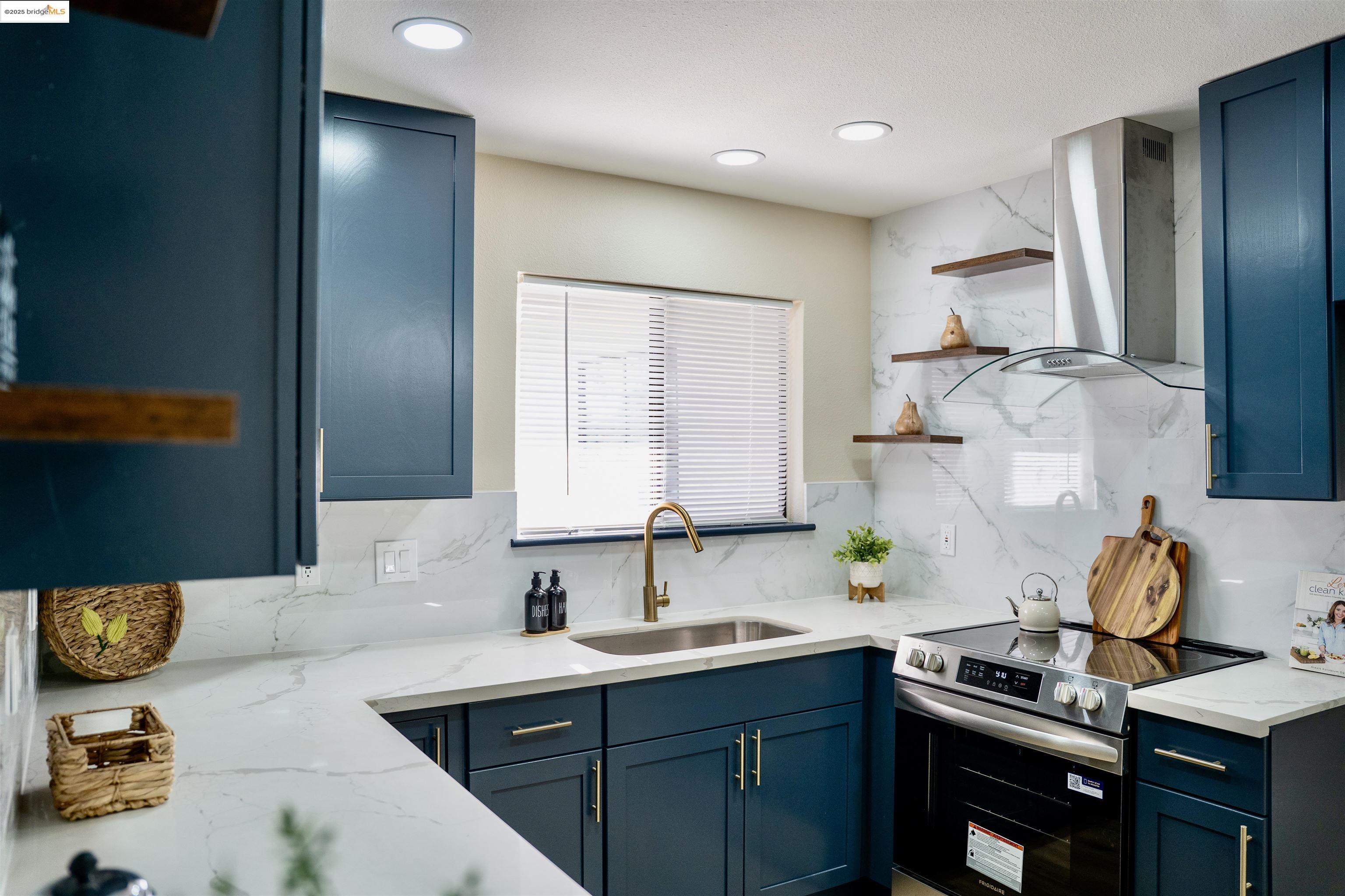 Detail Gallery Image 5 of 26 For 703 Prospector Dr, Stockton,  CA 95210 - 3 Beds | 2 Baths