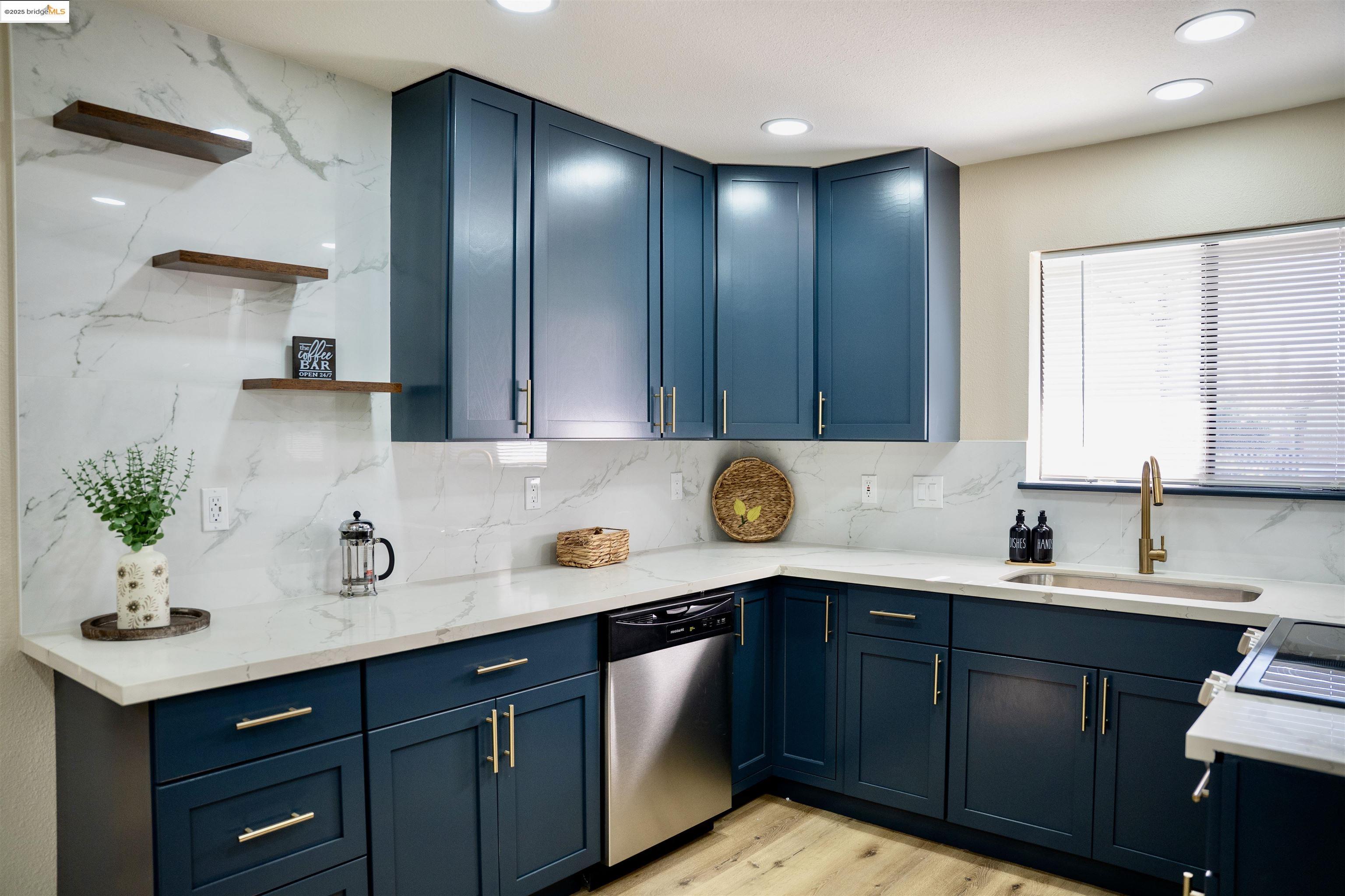 Detail Gallery Image 6 of 26 For 703 Prospector Dr, Stockton,  CA 95210 - 3 Beds | 2 Baths