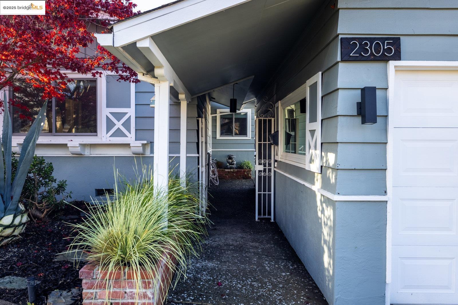 Detail Gallery Image 4 of 52 For 2305 Greenridge Dr, El Sobrante,  CA 94803 - 3 Beds | 2 Baths