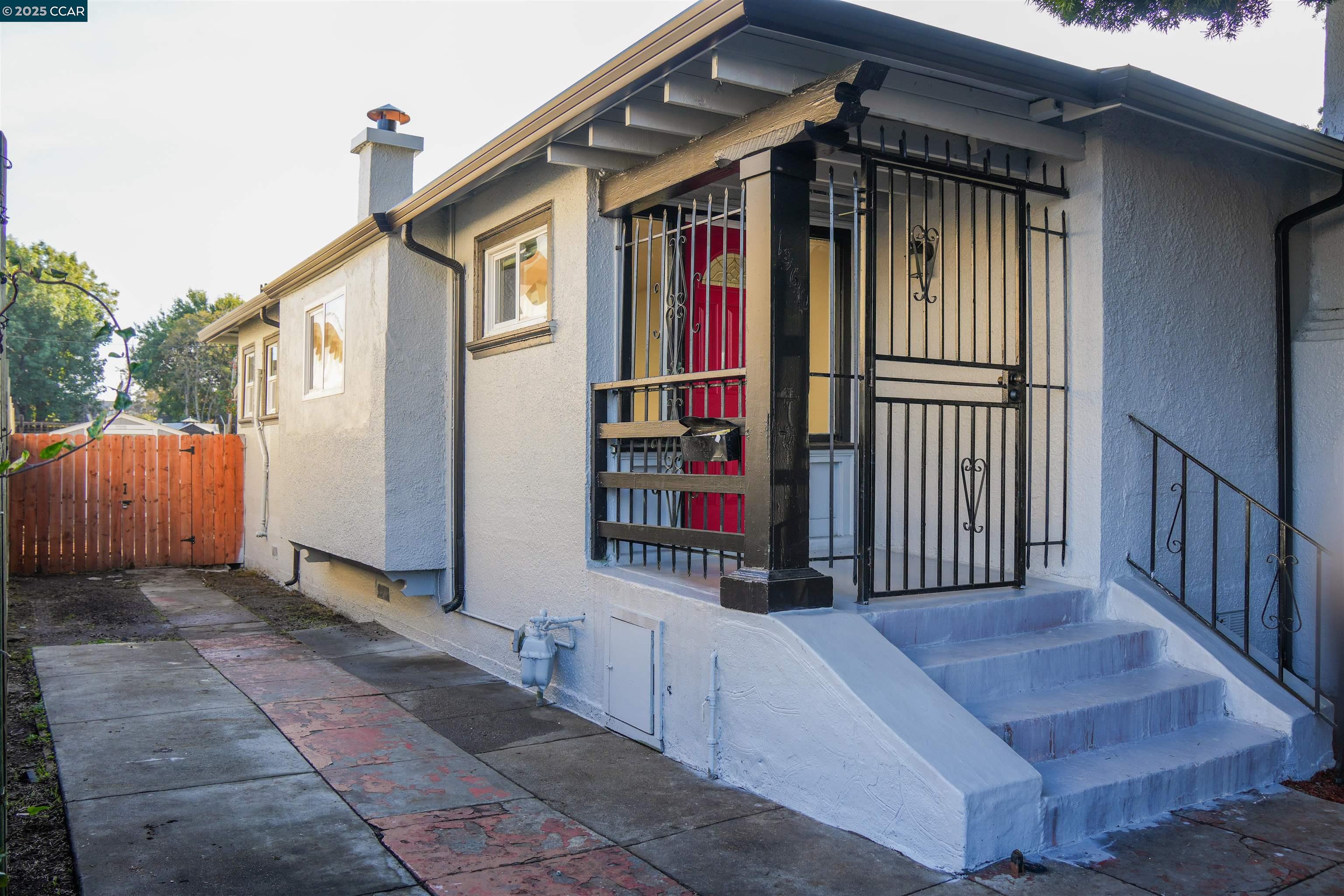 Detail Gallery Image 2 of 24 For 1360 99th Ave, Oakland,  CA 94603 - 3 Beds | 2 Baths