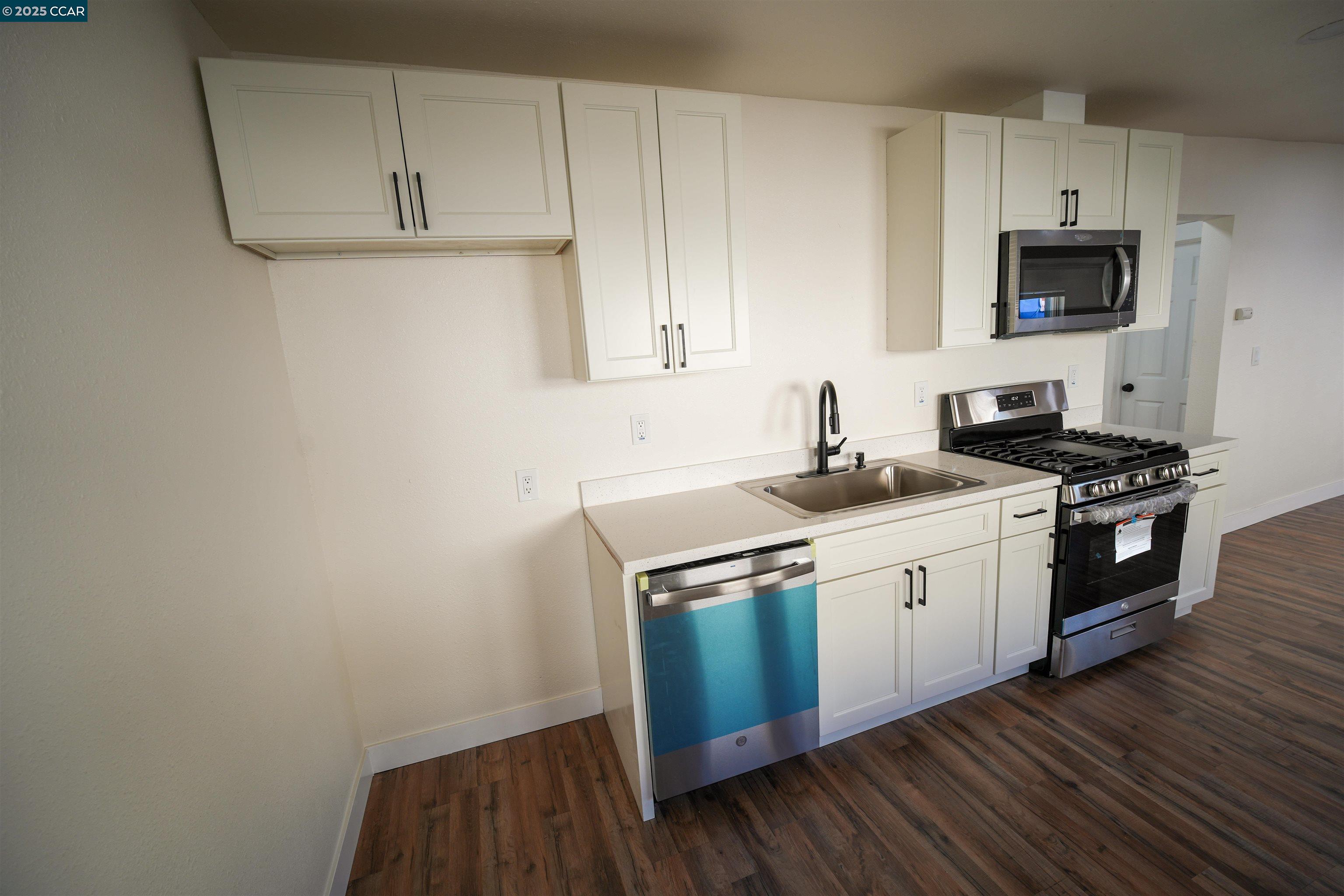 Detail Gallery Image 6 of 24 For 1360 99th Ave, Oakland,  CA 94603 - 3 Beds | 2 Baths