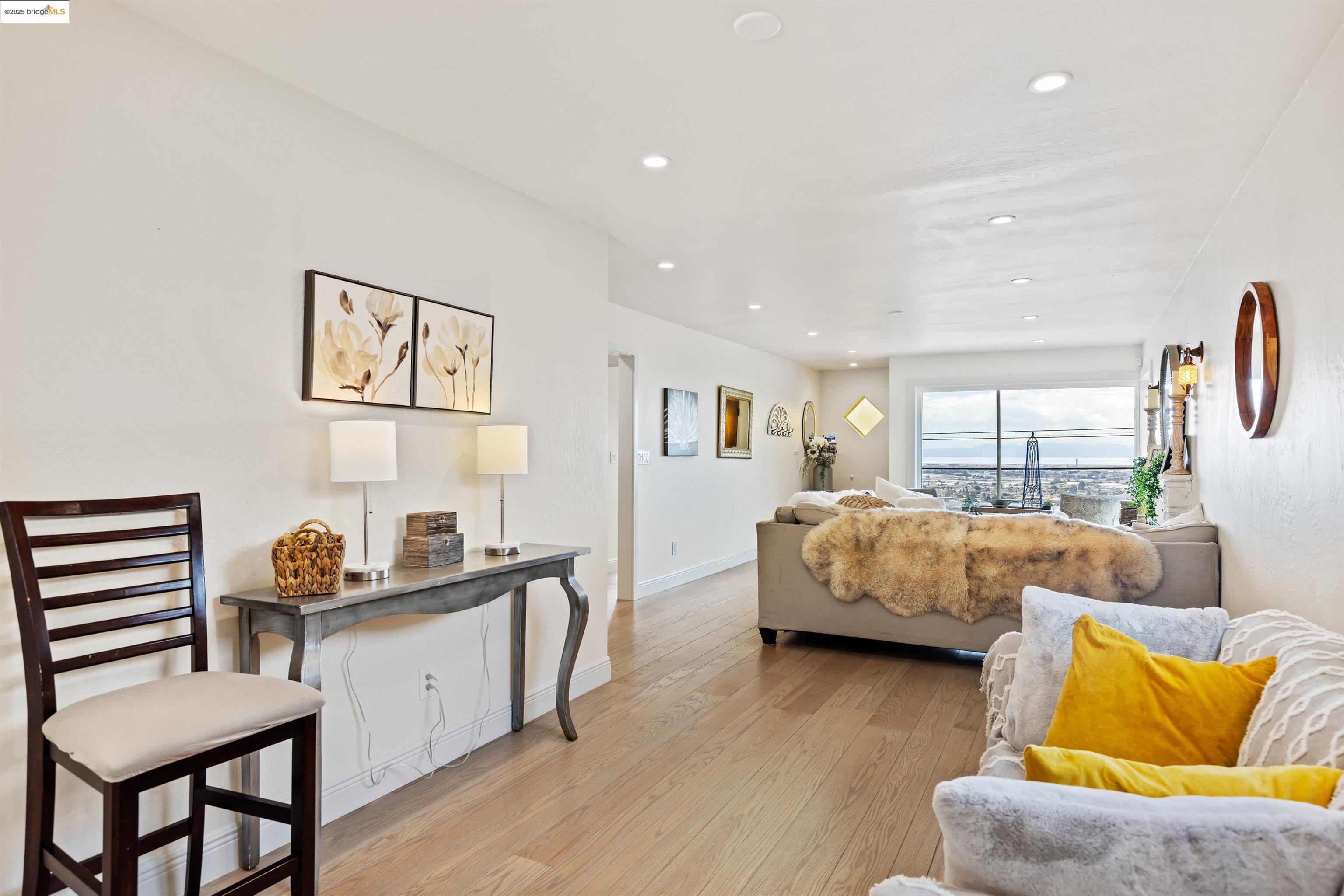 Detail Gallery Image 14 of 47 For 7756 Sunkist Dr, Oakland,  CA 94605 - 3 Beds | 2 Baths